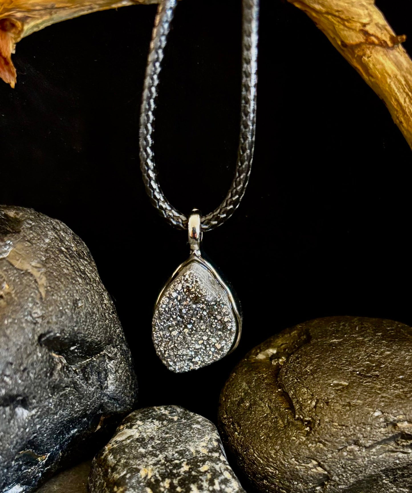 Collar con colgante de lágrima drusa plateada | Dije pequeño en forma de pera de 18 mm en cordón de 23”