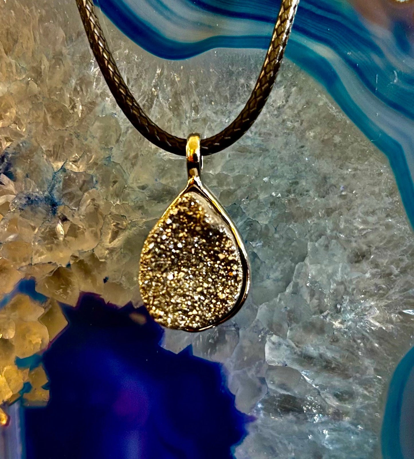 Collar con colgante de lágrima drusa plateada | Dije pequeño en forma de pera de 18 mm en cordón de 23”