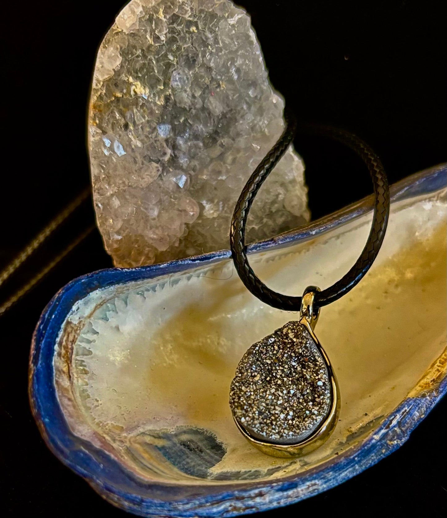 Collar con colgante de lágrima drusa plateada | Dije pequeño en forma de pera de 18 mm en cordón de 23”