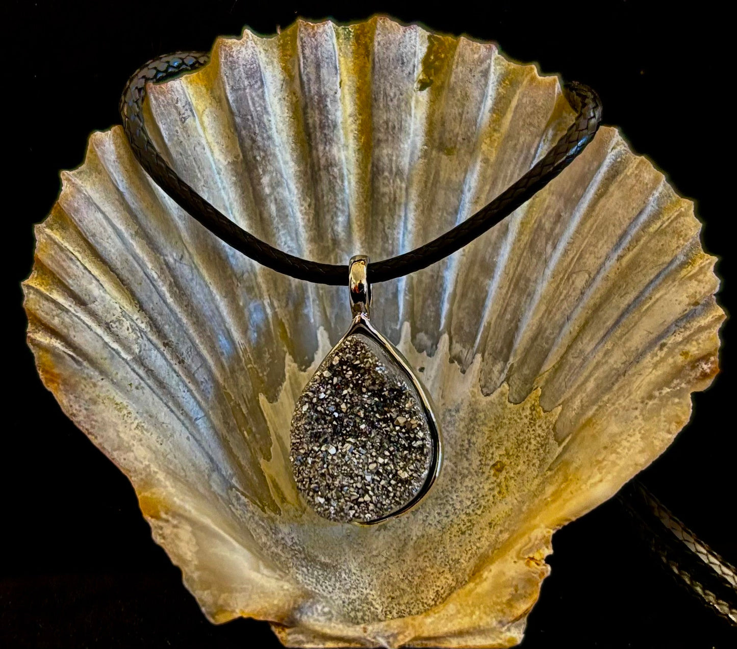 Collar con colgante de lágrima drusa plateada | Dije pequeño en forma de pera de 18 mm en cordón de 23”