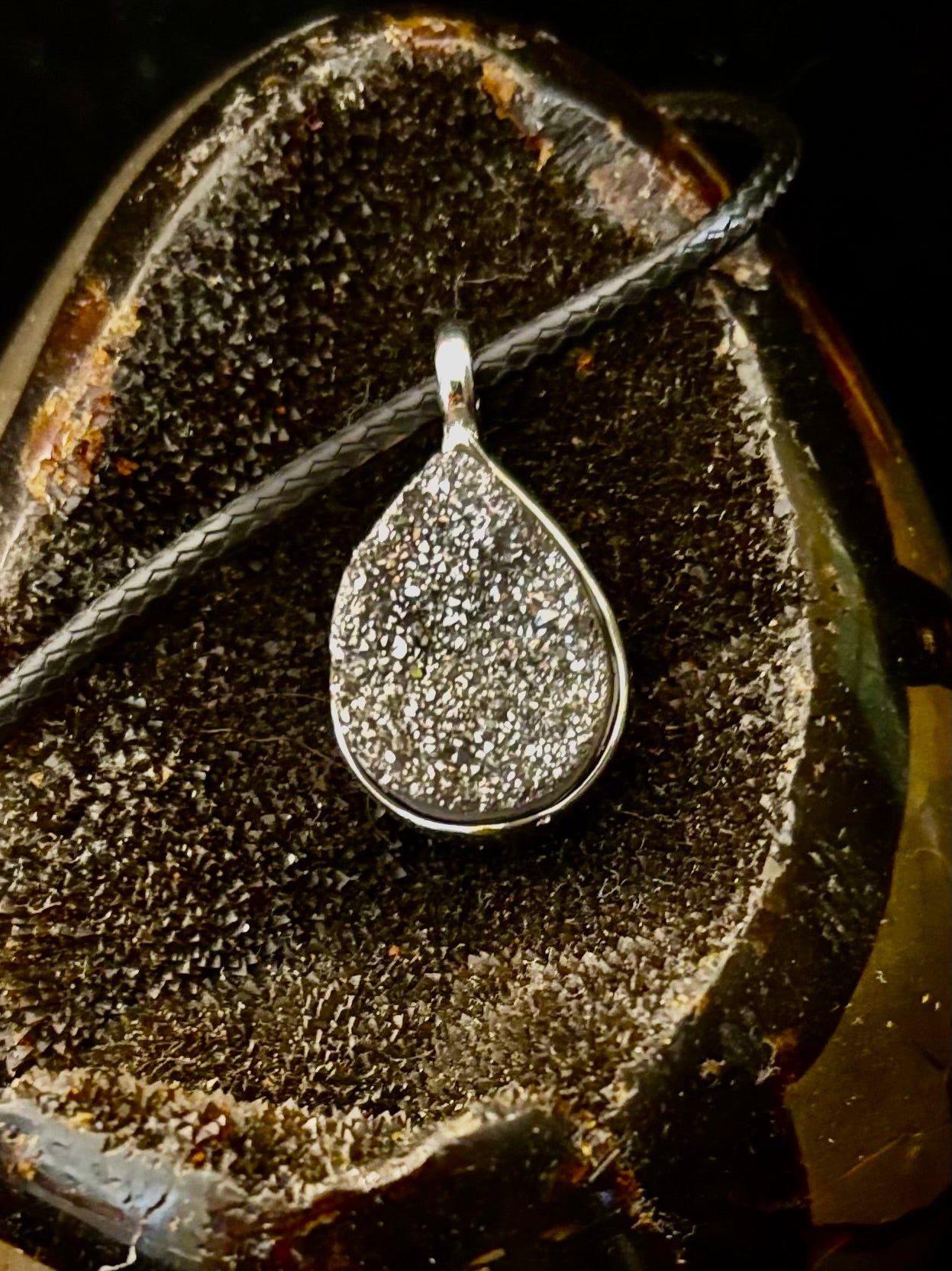 Collar con colgante de lágrima drusa plateada | Dije pequeño en forma de pera de 18 mm en cordón de 23”