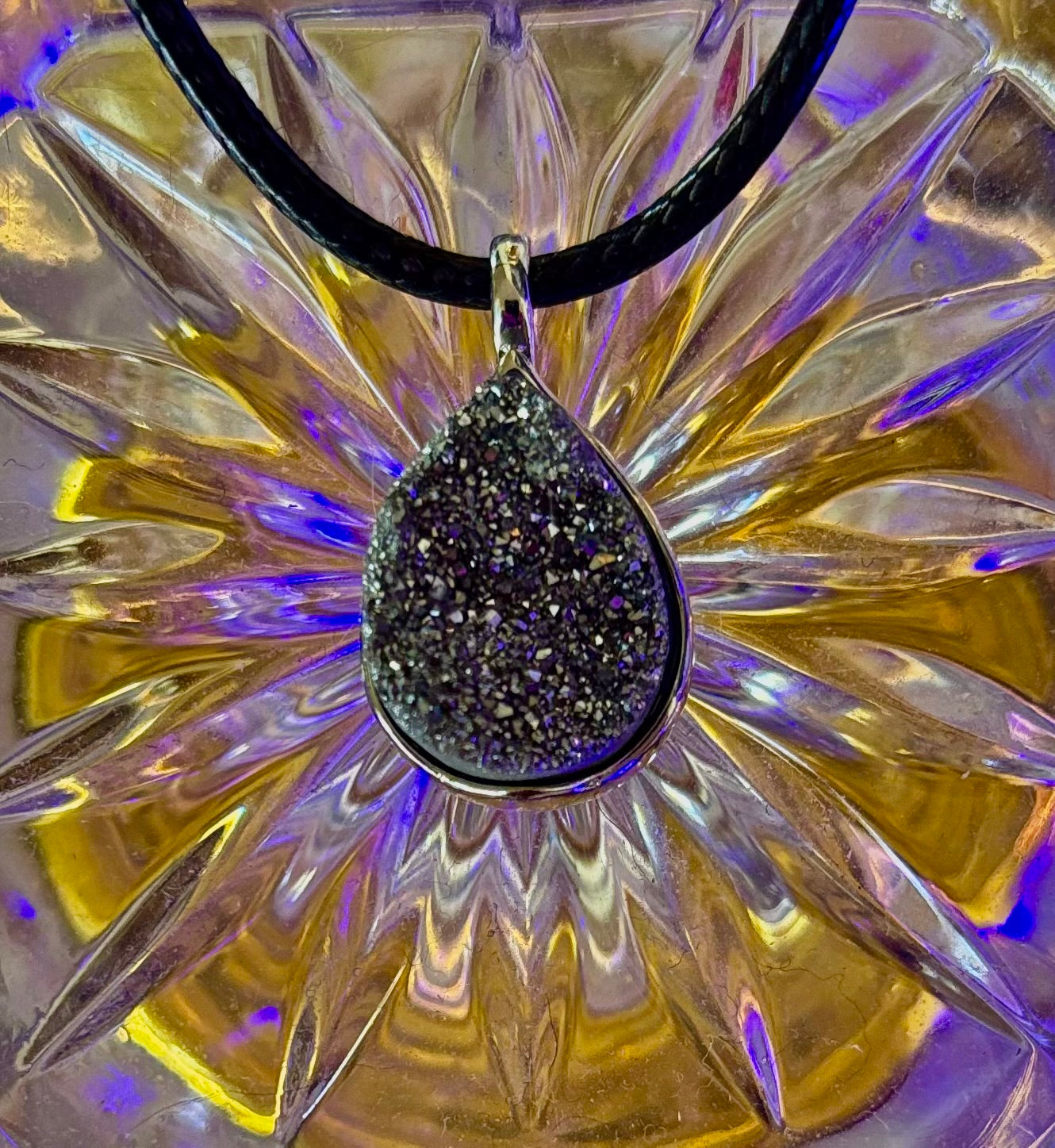 Collar con colgante de lágrima drusa plateada | Dije pequeño en forma de pera de 18 mm en cordón de 23”