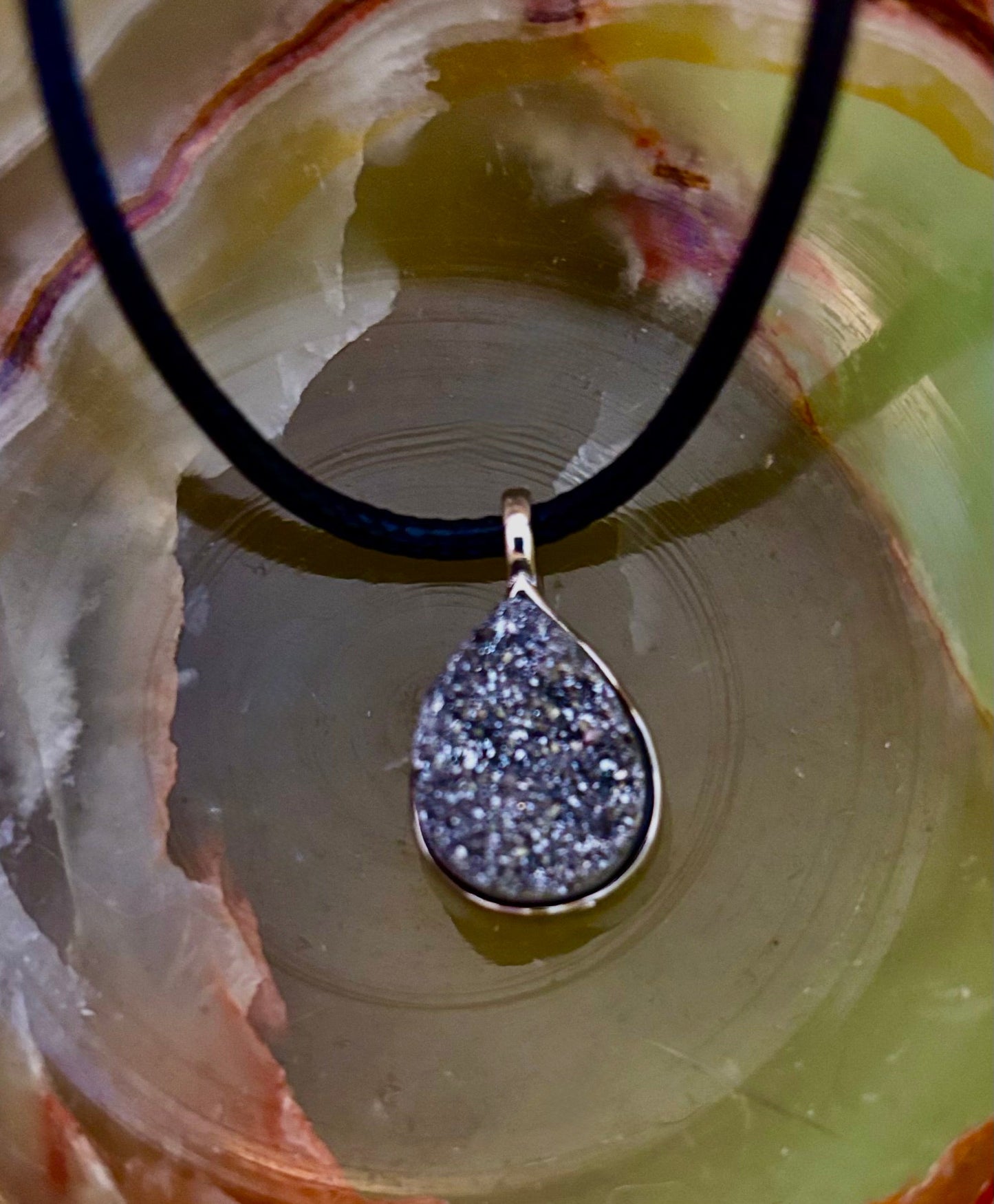 Collar con colgante de lágrima drusa plateada | Dije pequeño en forma de pera de 18 mm en cordón de 23”