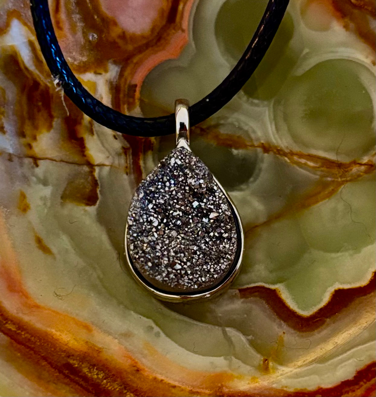 Collar con colgante de lágrima drusa plateada | Dije pequeño en forma de pera de 18 mm en cordón de 23”