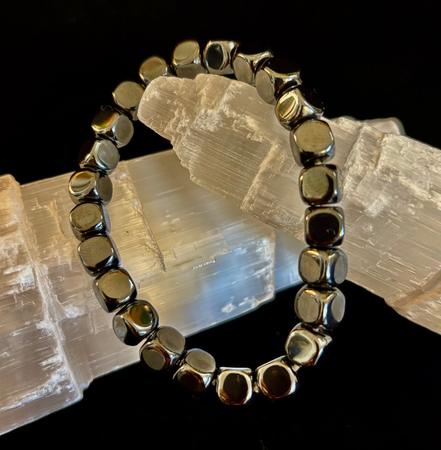 Pulsera de Cuentas de Hematita en Cubo | Energía de Enraizamiento y Equilibrio | Unisex Ajuste Elástico de 7.8mm