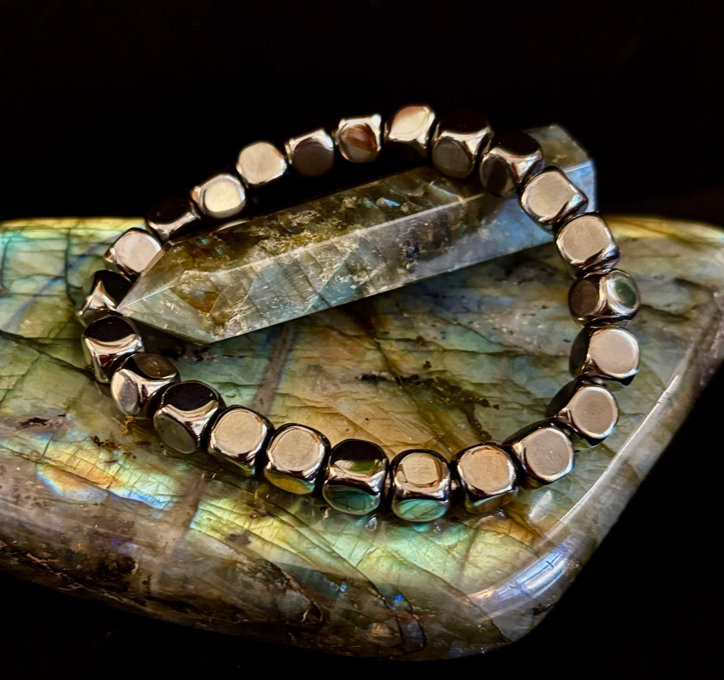 Pulsera de Cuentas de Hematita en Cubo | Energía de Enraizamiento y Equilibrio | Unisex Ajuste Elástico de 7.8mm