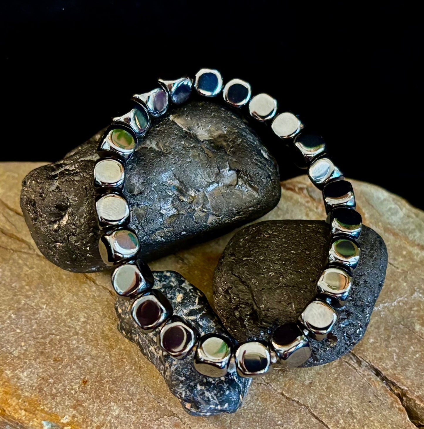 Pulsera de Cuentas de Hematita en Cubo | Energía de Enraizamiento y Equilibrio | Unisex Ajuste Elástico de 7.8mm