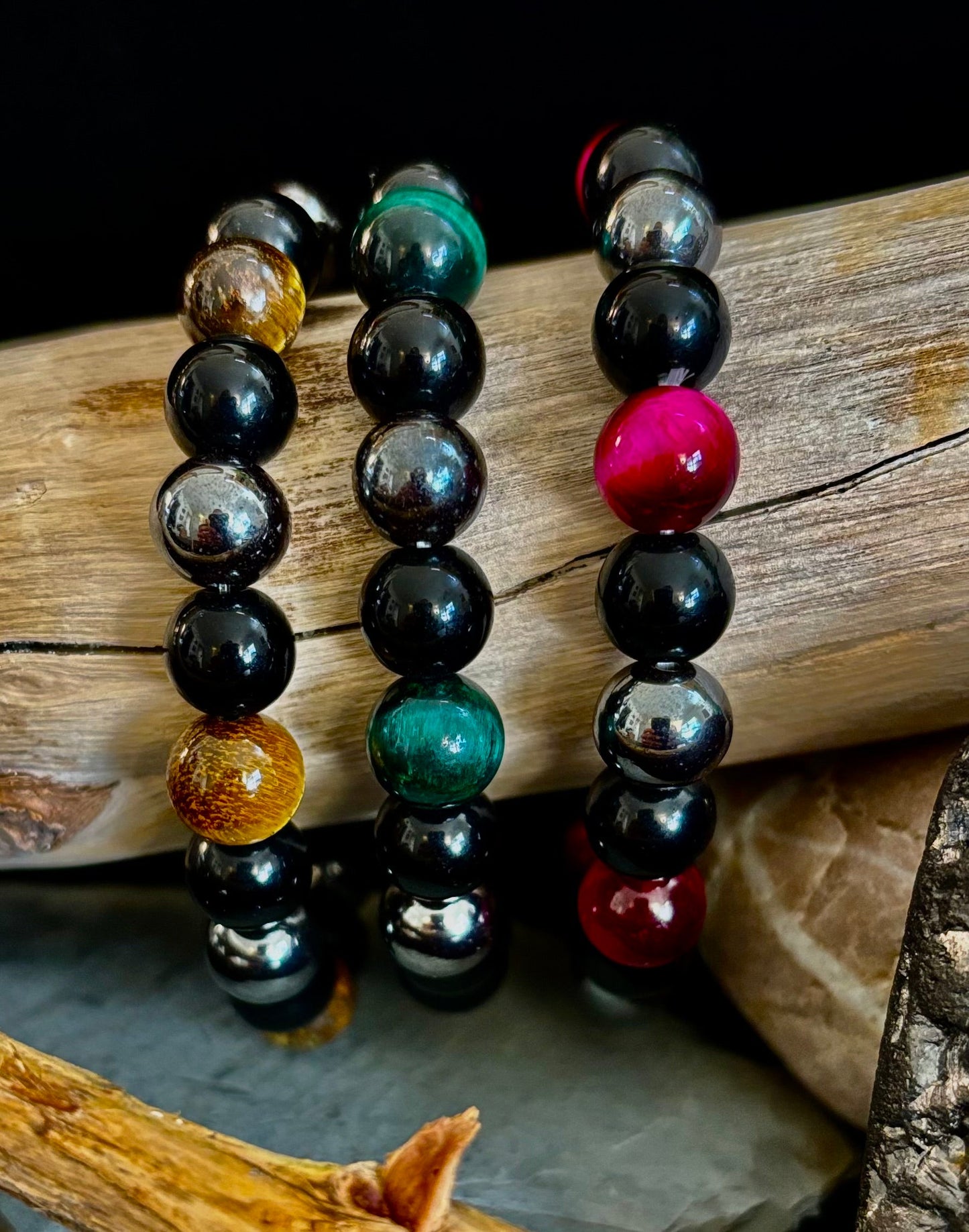 Pulseras Energéticas Protectoras – Opciones en Rojo, Verde y Ojo de Tigre