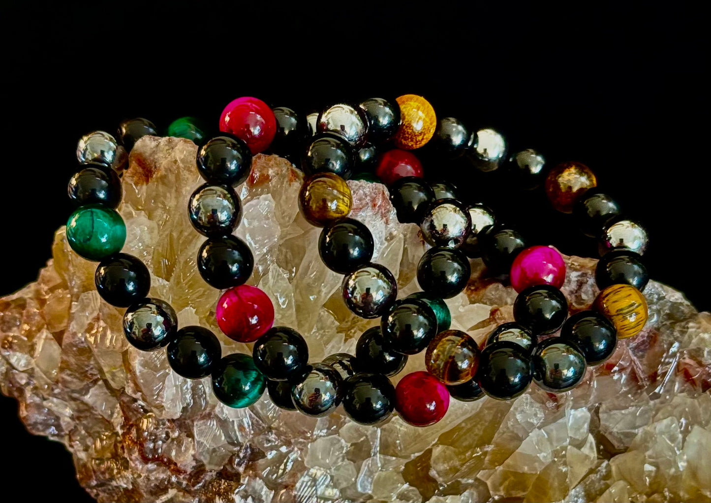 Pulseras Energéticas Protectoras – Opciones en Rojo, Verde y Ojo de Tigre