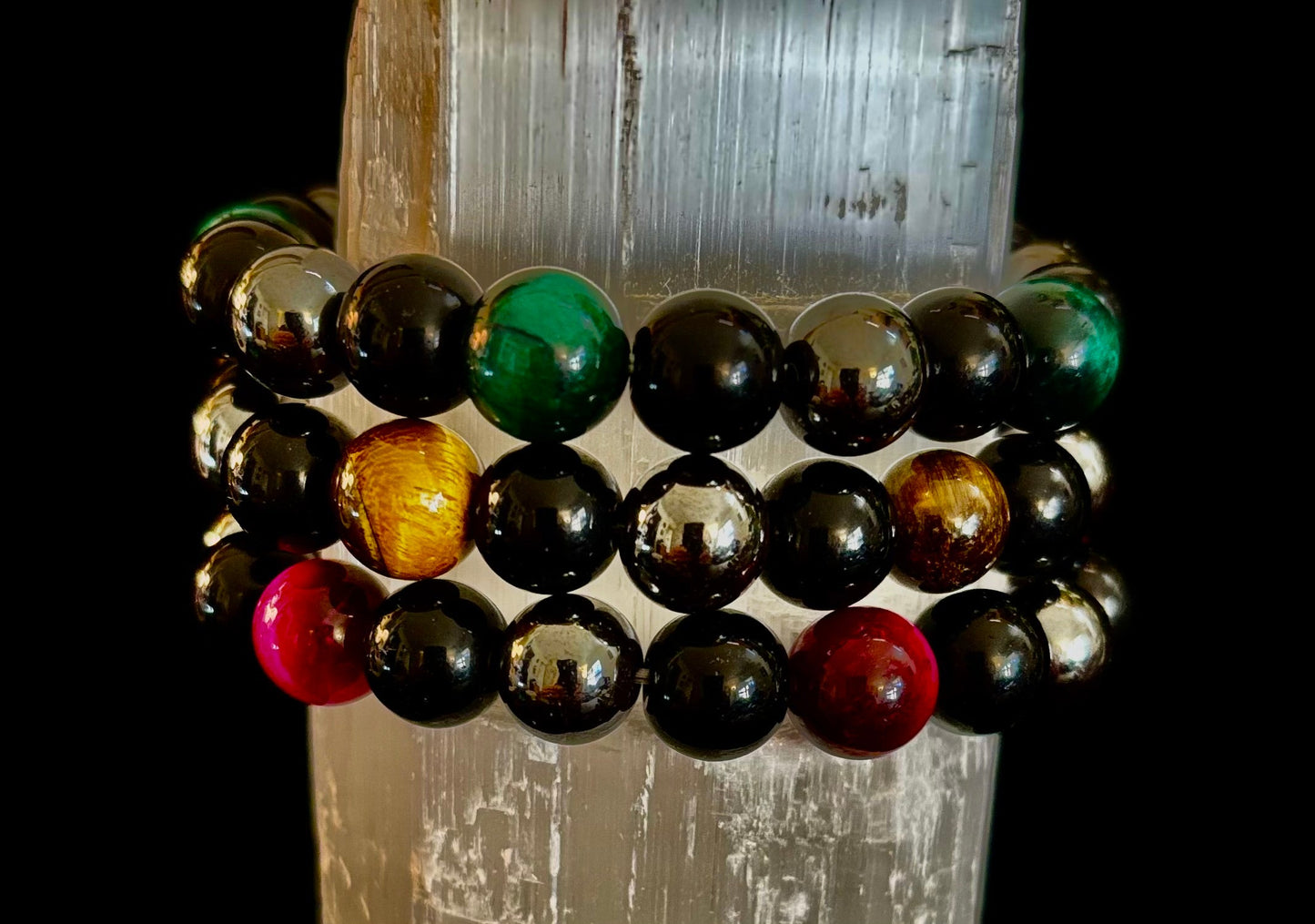 Pulseras Energéticas Protectoras – Opciones en Rojo, Verde y Ojo de Tigre