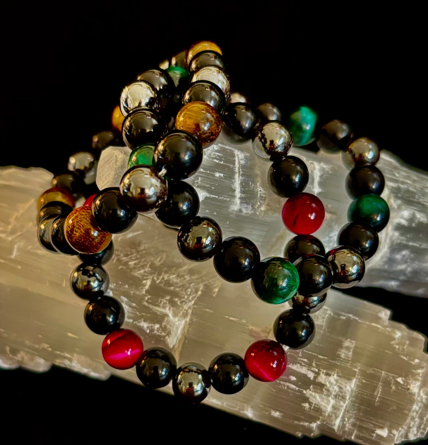 Pulseras Energéticas Protectoras – Opciones en Rojo, Verde y Ojo de Tigre