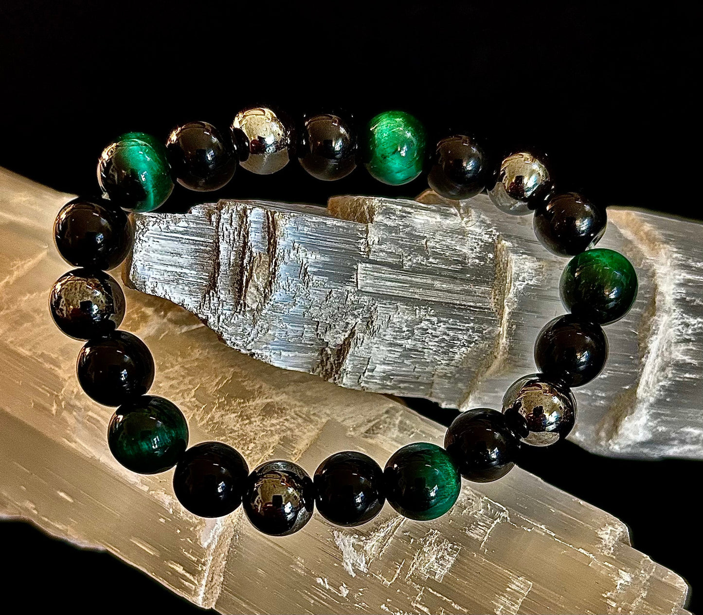 Pulseras Energéticas Protectoras – Opciones en Rojo, Verde y Ojo de Tigre