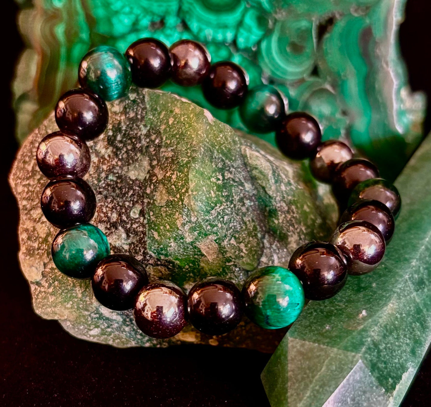 Pulseras Energéticas Protectoras – Opciones en Rojo, Verde y Ojo de Tigre