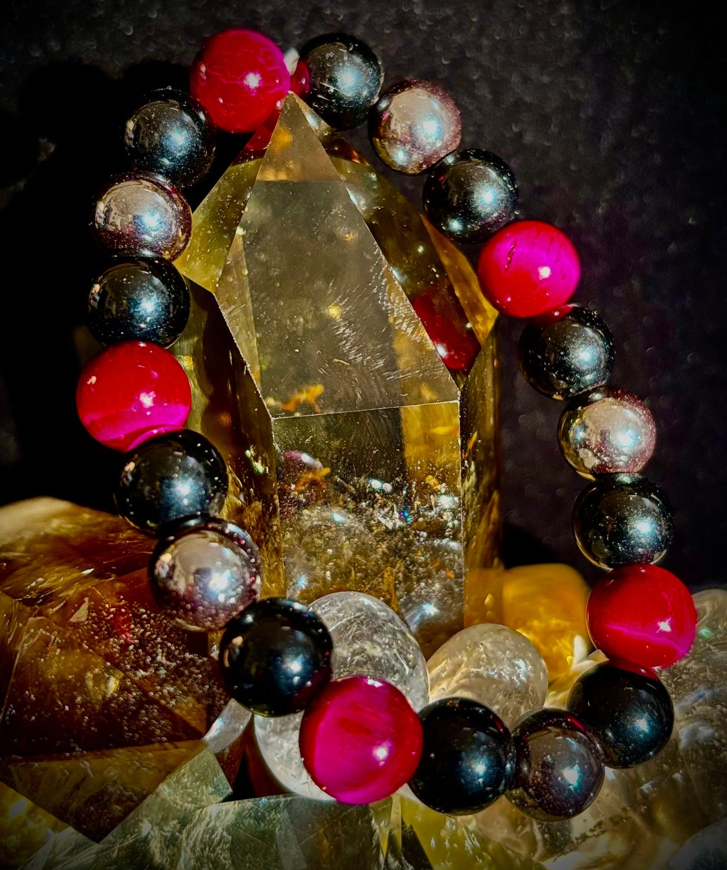 Pulseras Energéticas Protectoras – Opciones en Rojo, Verde y Ojo de Tigre