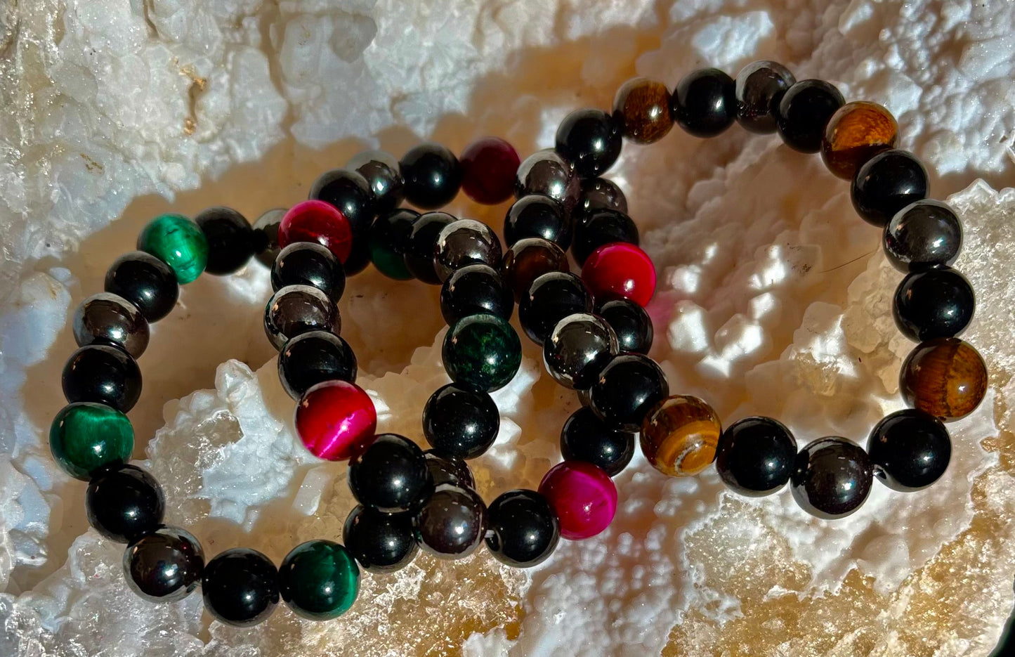 Pulseras Energéticas Protectoras – Opciones en Rojo, Verde y Ojo de Tigre
