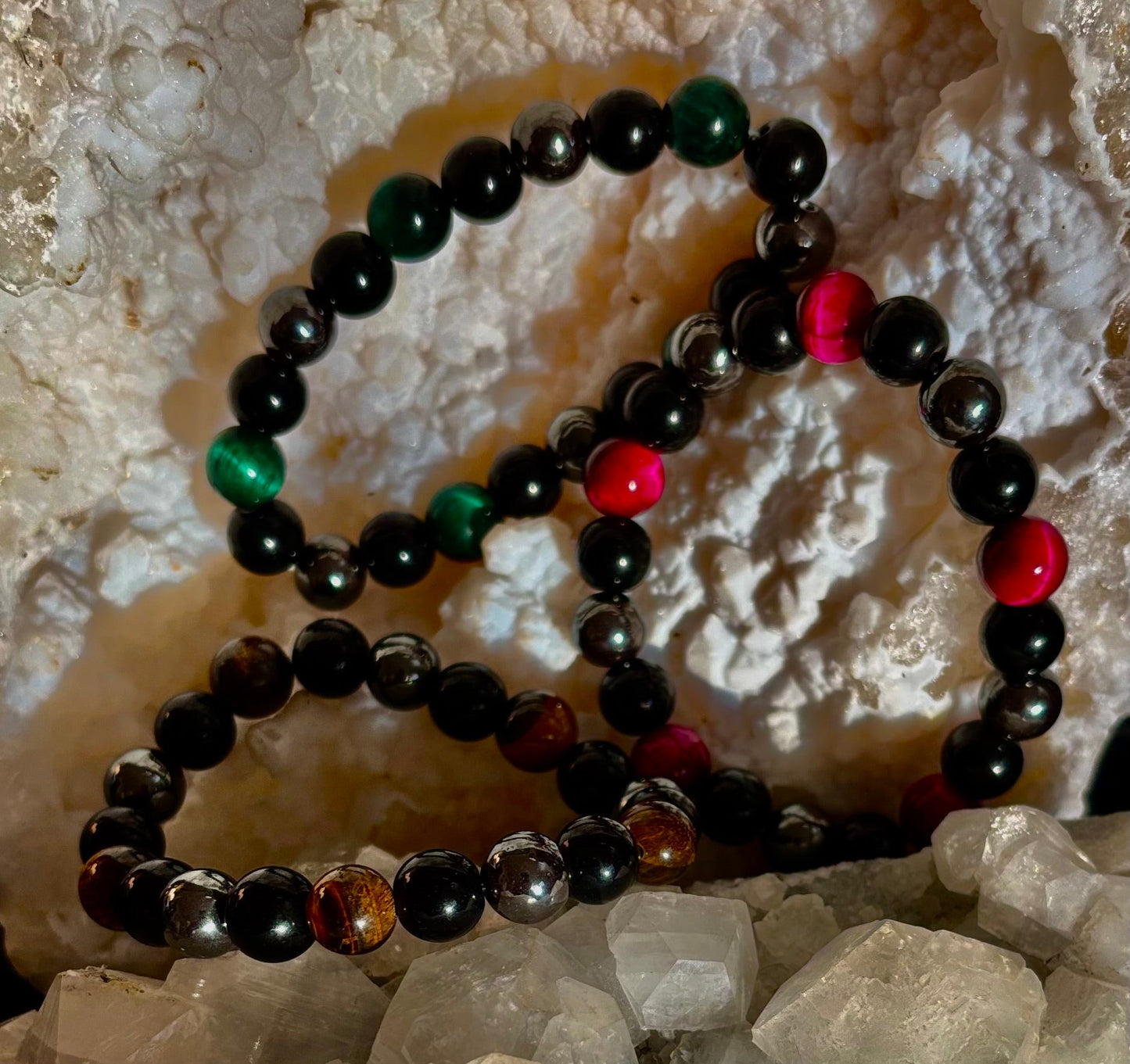 Pulseras Energéticas Protectoras – Opciones en Rojo, Verde y Ojo de Tigre