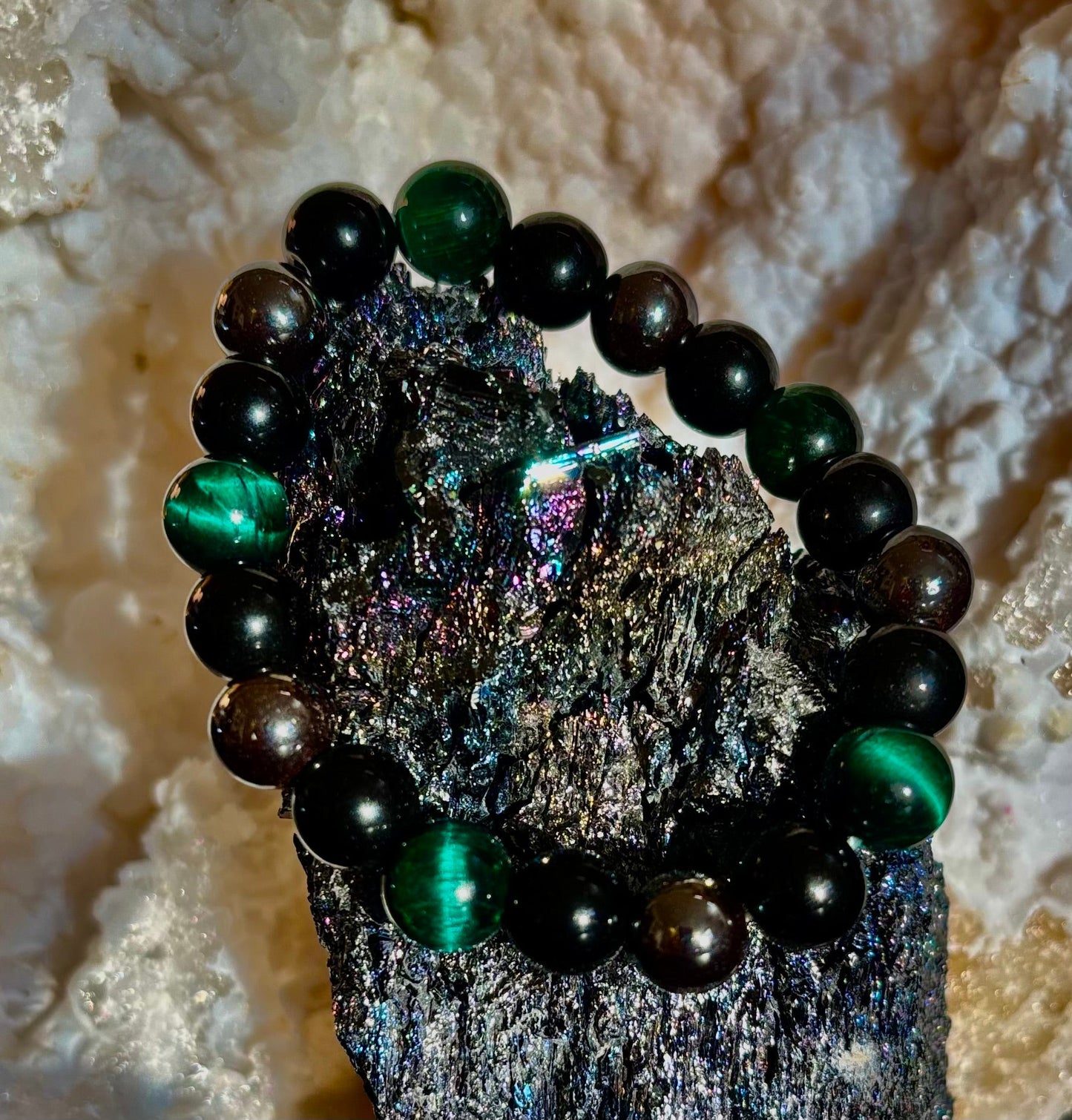 Pulseras Energéticas Protectoras – Opciones en Rojo, Verde y Ojo de Tigre