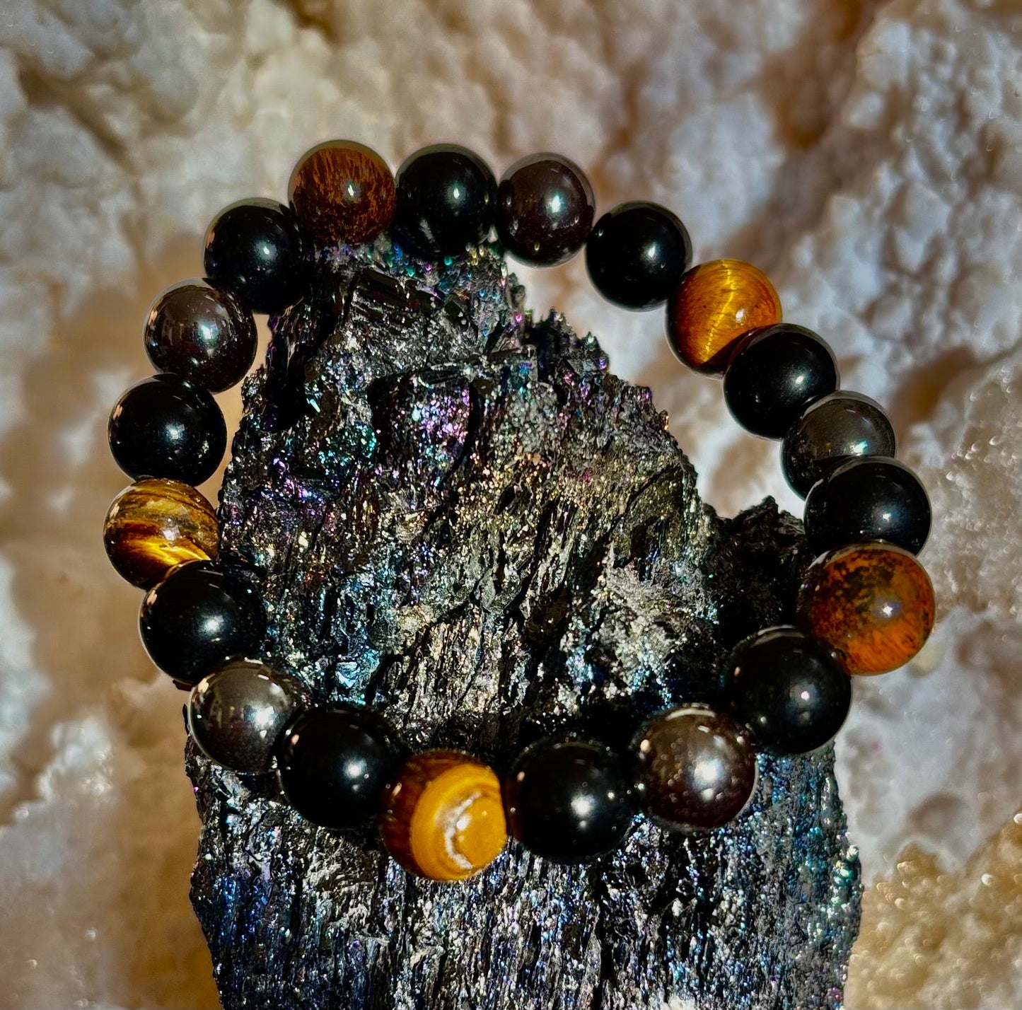 Pulseras Energéticas Protectoras – Opciones en Rojo, Verde y Ojo de Tigre