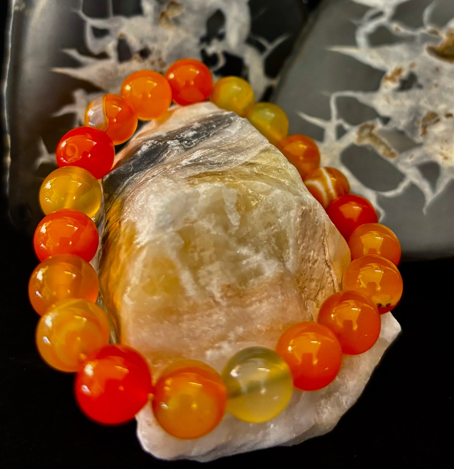 Pulsera de ágata de rayas naranjas | Cuentas de piedra natural de 10 mm para equilibrio, creatividad y confianza