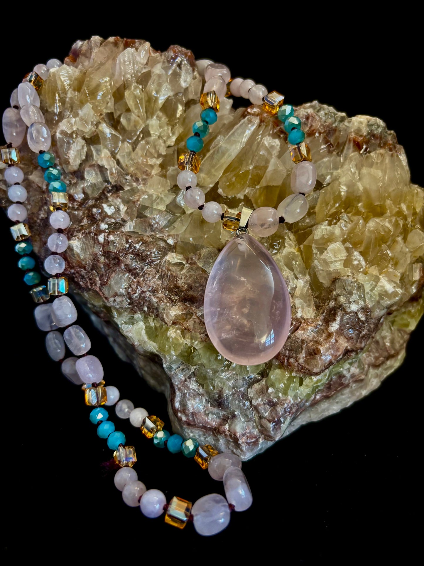Collar Harmony Brillo Rosado | Joyería Elegante de Cuentas Distintiva