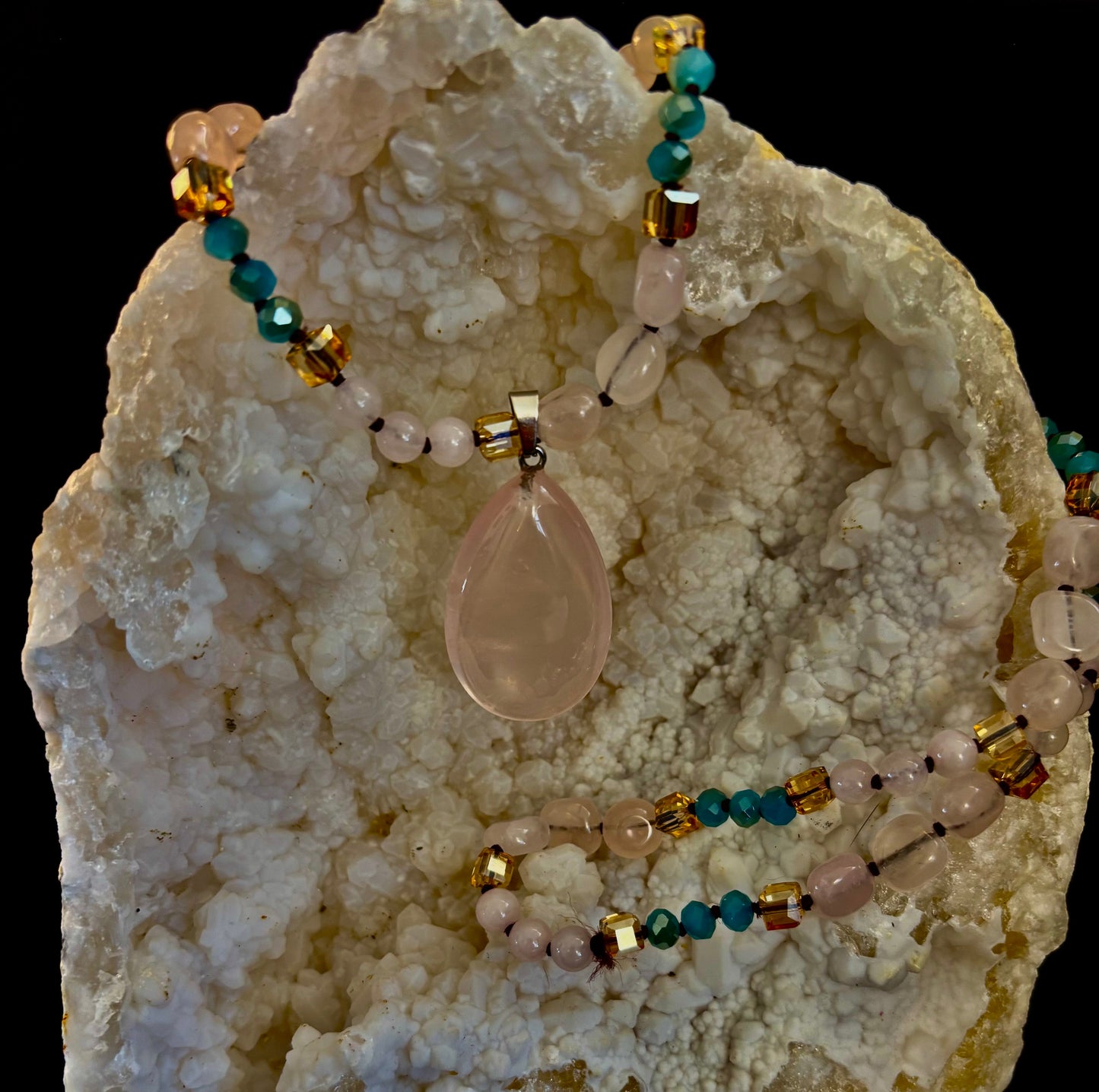 Collar Harmony Brillo Rosado | Joyería Elegante de Cuentas Distintiva