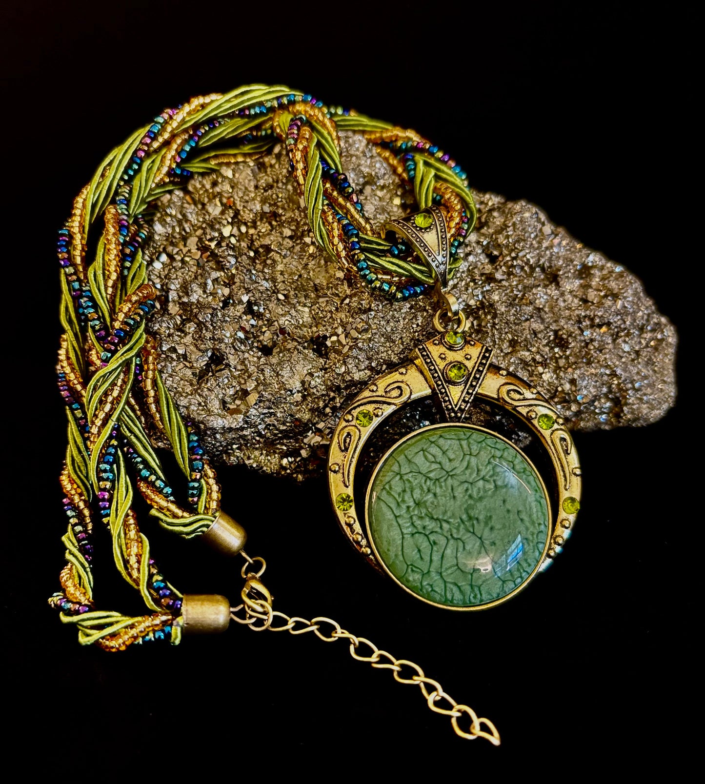 Collar Diosa Verde Bohemia | Colgante llamativo de cuentas hecho a mano de inspiración vintage