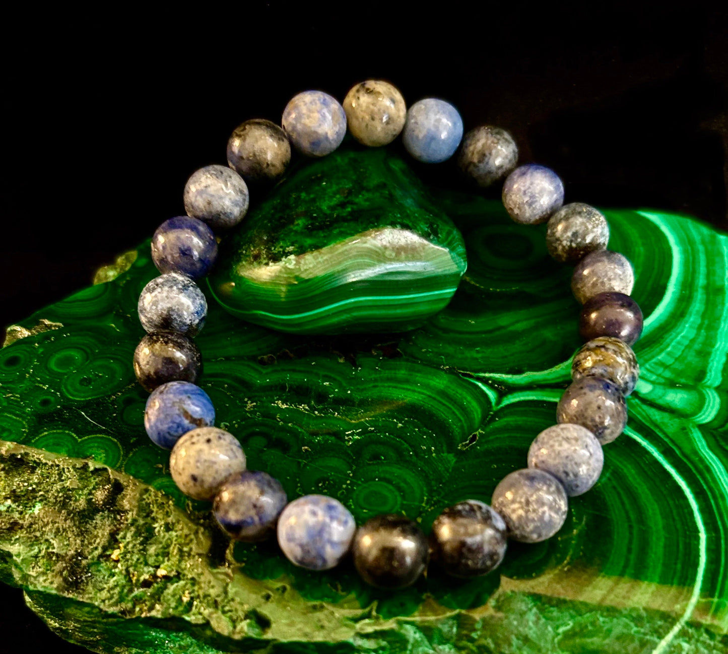 Pulsera de piedra natural Dumortierita | Cuentas de gema azul de 8 mm para el enfoque y la fuerza interior (muñecas pequeñas a medianas)
