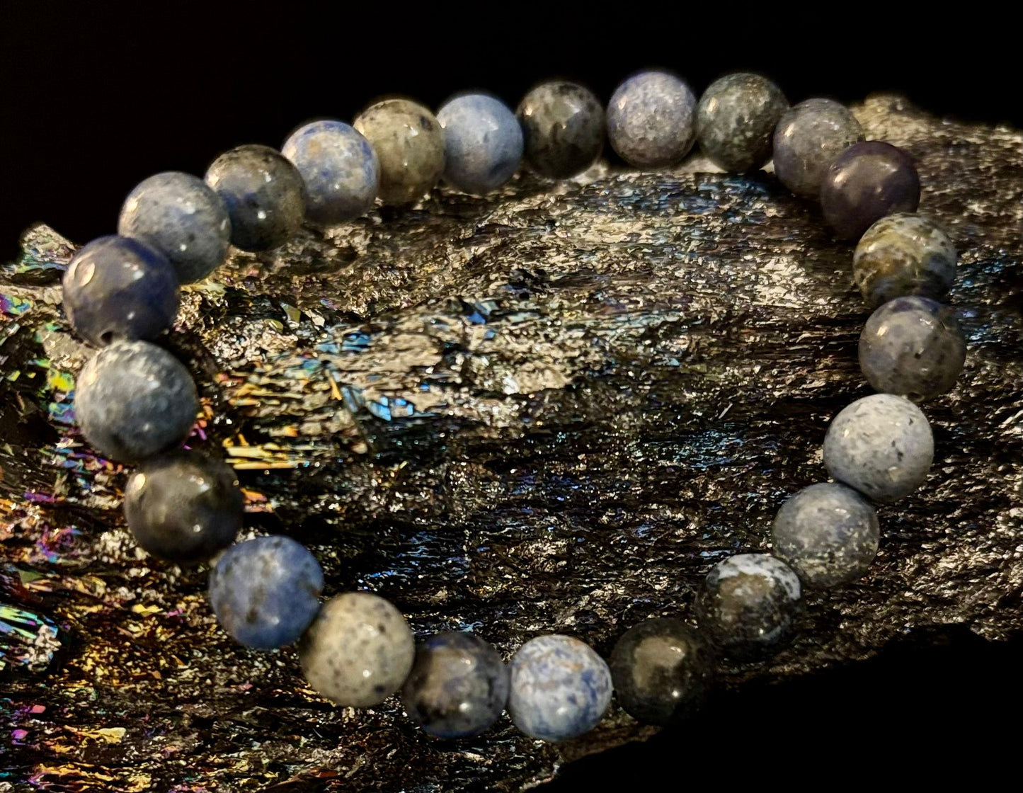 Pulsera de piedra natural Dumortierita | Cuentas de gema azul de 8 mm para el enfoque y la fuerza interior (muñecas pequeñas a medianas)
