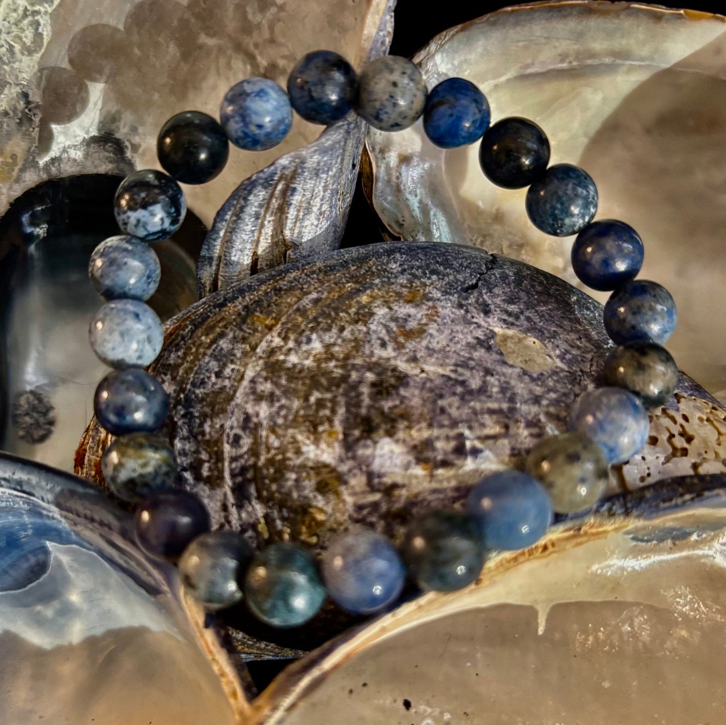 Pulsera de piedra natural Dumortierita | Cuentas de gema azul de 8 mm para el enfoque y la fuerza interior (muñecas pequeñas a medianas)