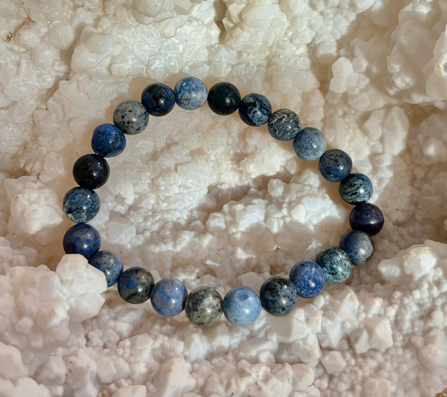 Pulsera de piedra natural Dumortierita | Cuentas de gema azul de 8 mm para el enfoque y la fuerza interior (muñecas pequeñas a medianas)