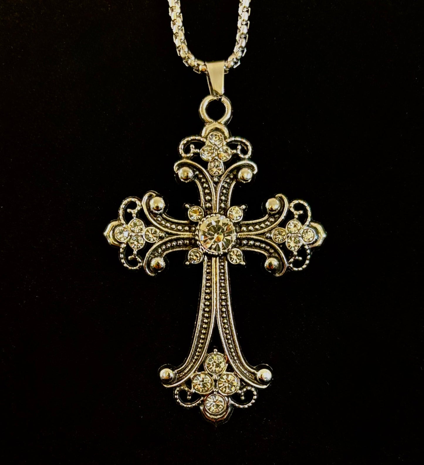 Collar Cruz Vintage Nuestra Señora de Guadalupe — Dije Católico Tono Plata — Inspirado en Puerto Vallarta México — Joyería de Protección Sagrada