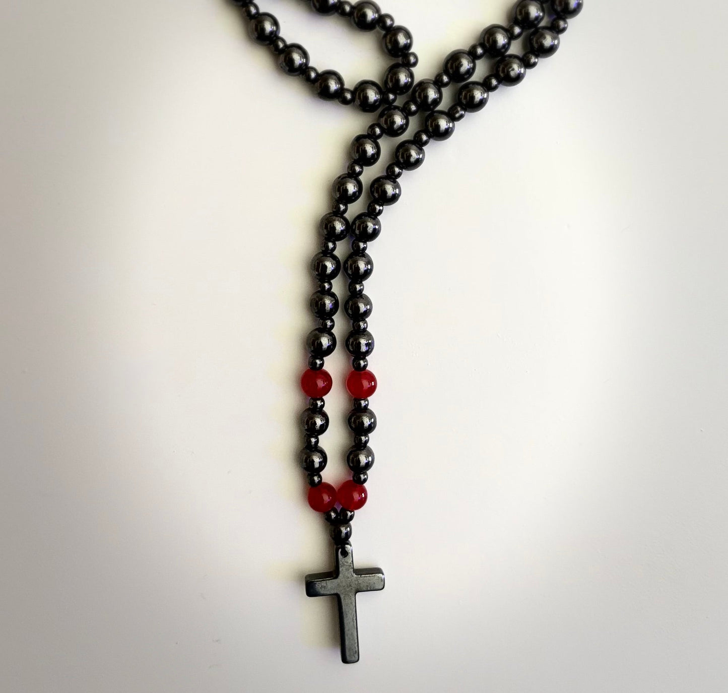 Collar cruzado de cadena de bolas de hematita magnética – Piedras naturales negras y rojas (24 pulgadas)