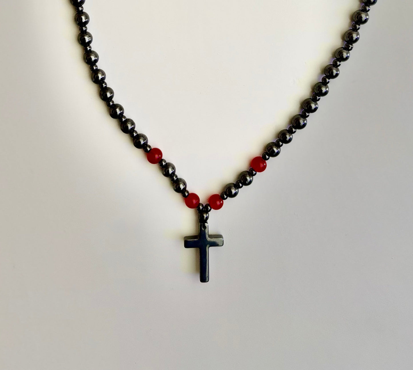 Collar cruzado de cadena de bolas de hematita magnética – Piedras naturales negras y rojas (24 pulgadas)