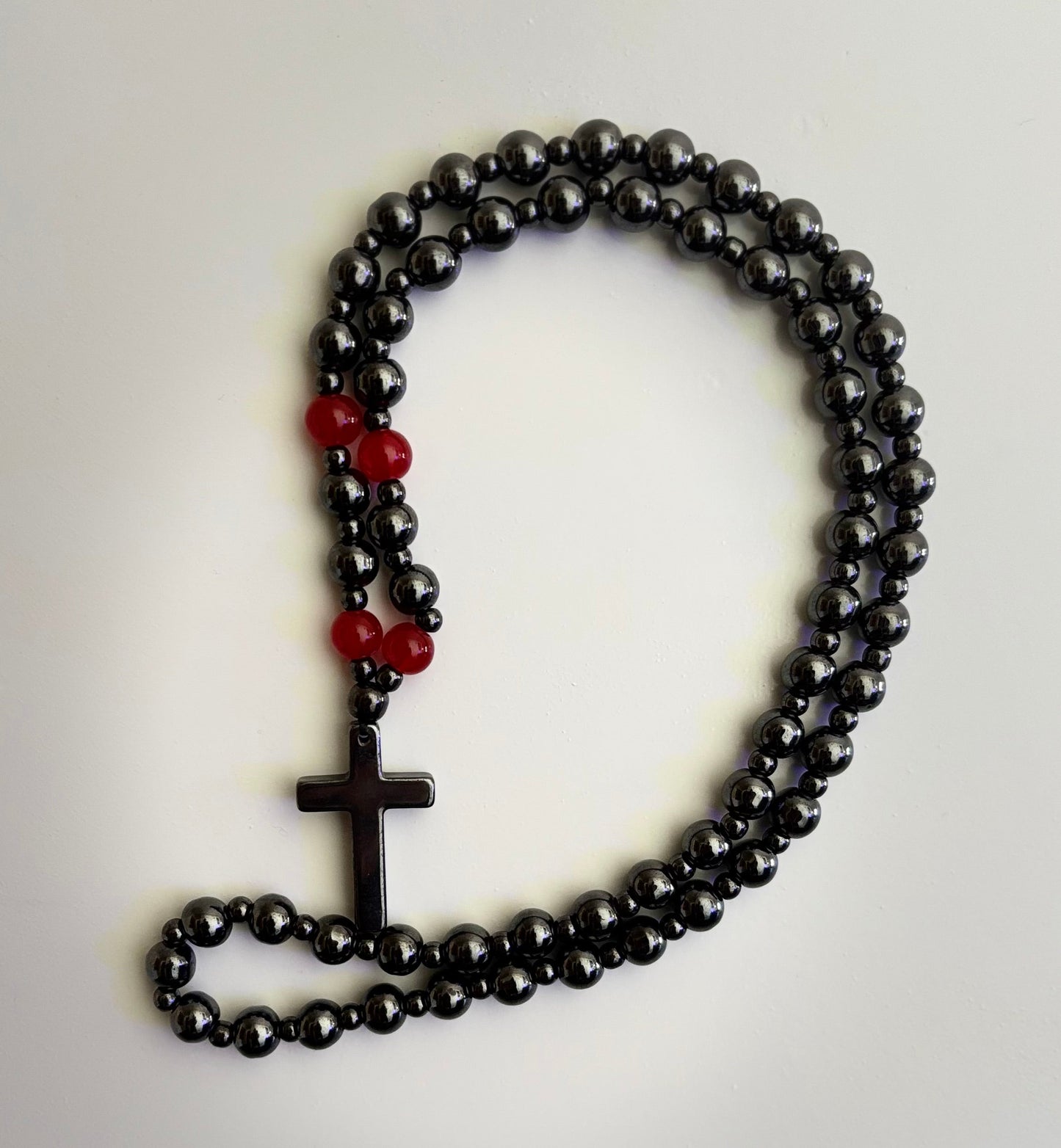 Collar cruzado de cadena de bolas de hematita magnética – Piedras naturales negras y rojas (24 pulgadas)