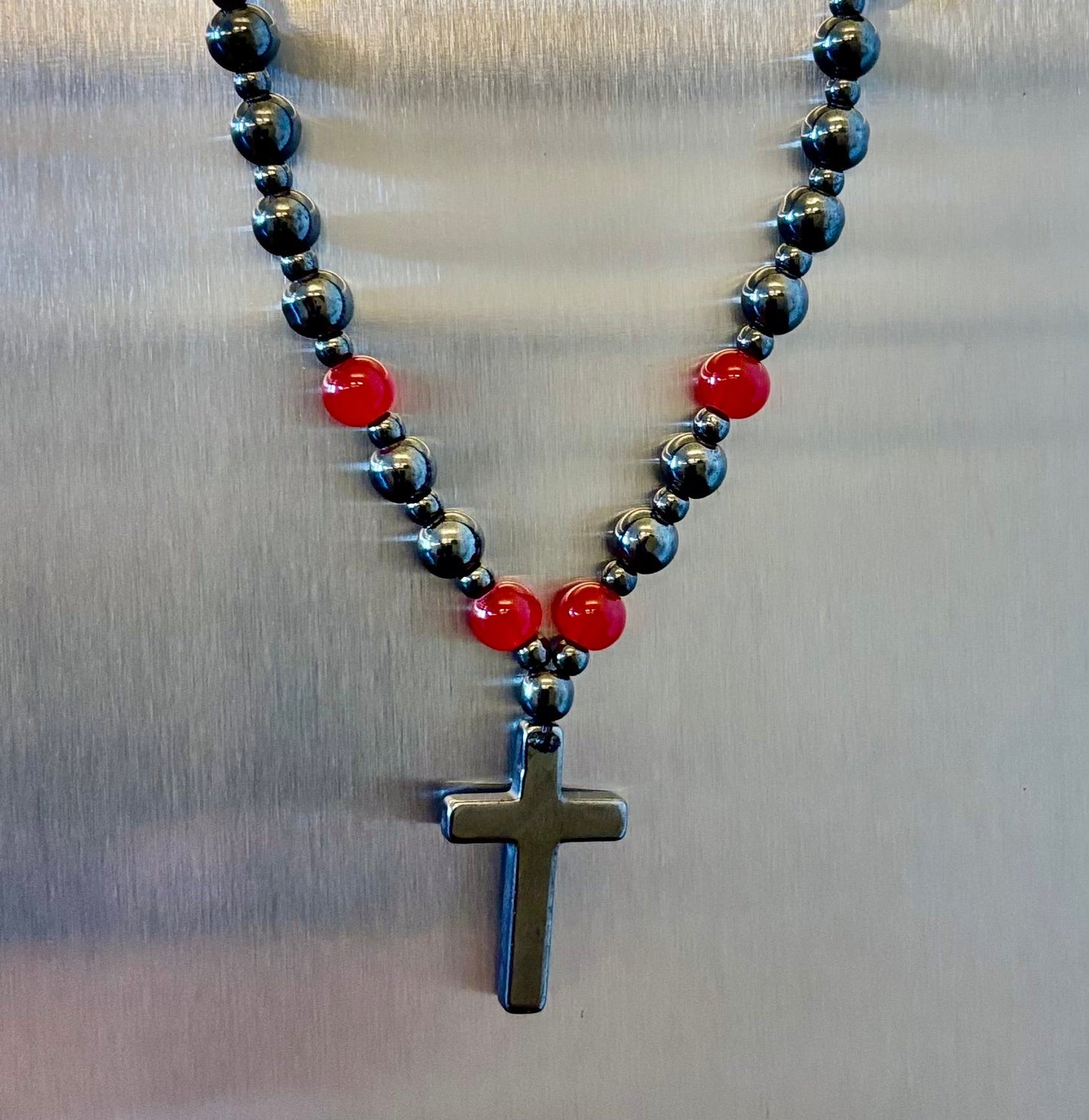Collar cruzado de cadena de bolas de hematita magnética – Piedras naturales negras y rojas (24 pulgadas)