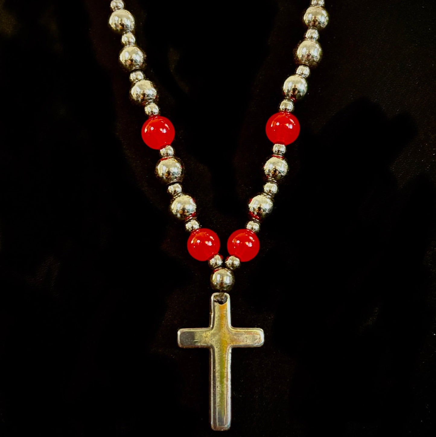 Collar cruzado de cadena de bolas de hematita magnética – Piedras naturales negras y rojas (24 pulgadas)