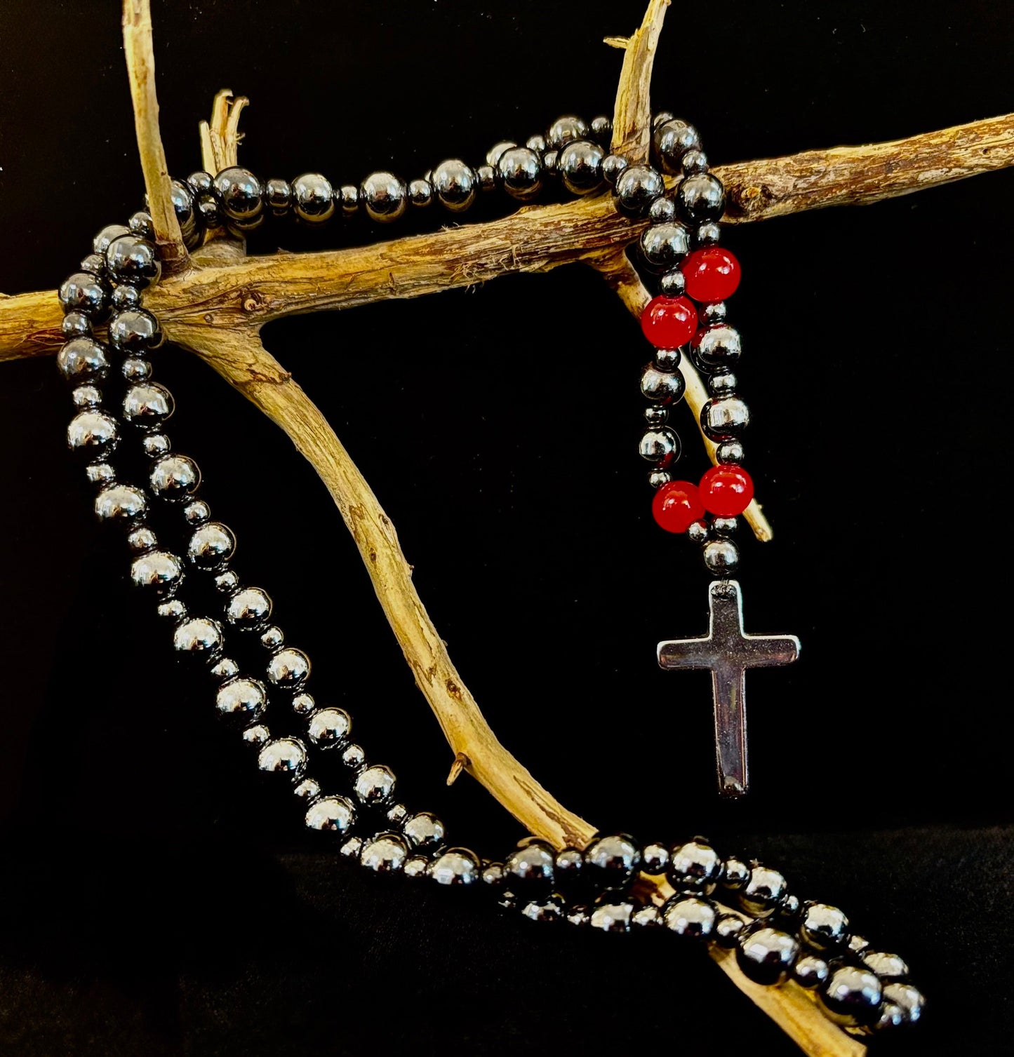Collar cruzado de cadena de bolas de hematita magnética – Piedras naturales negras y rojas (24 pulgadas)