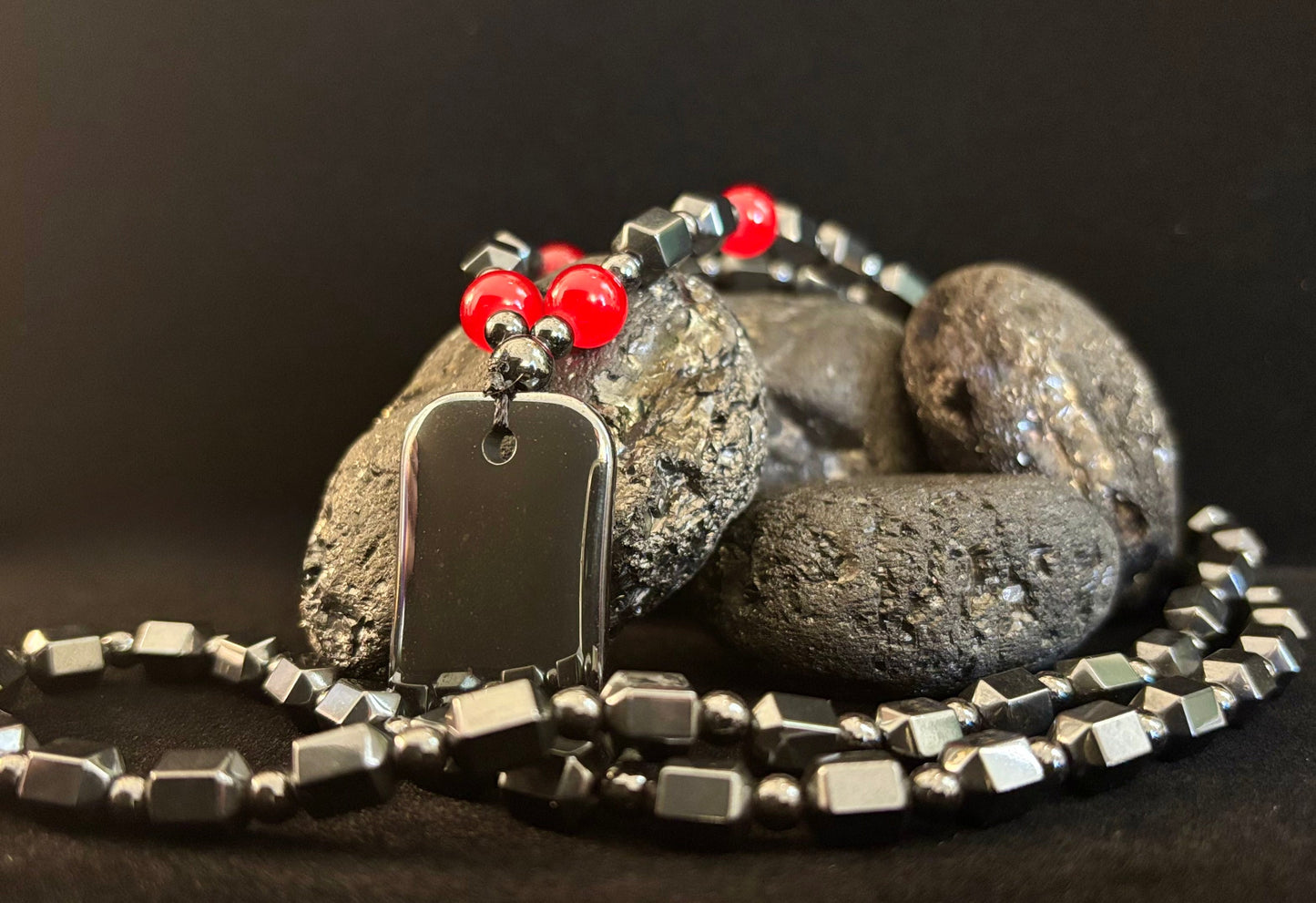 Collar magnético de hematita Hero Shield – Cuentas de poder rojas + colgante de placa de identificación (joyería de protección unisex)