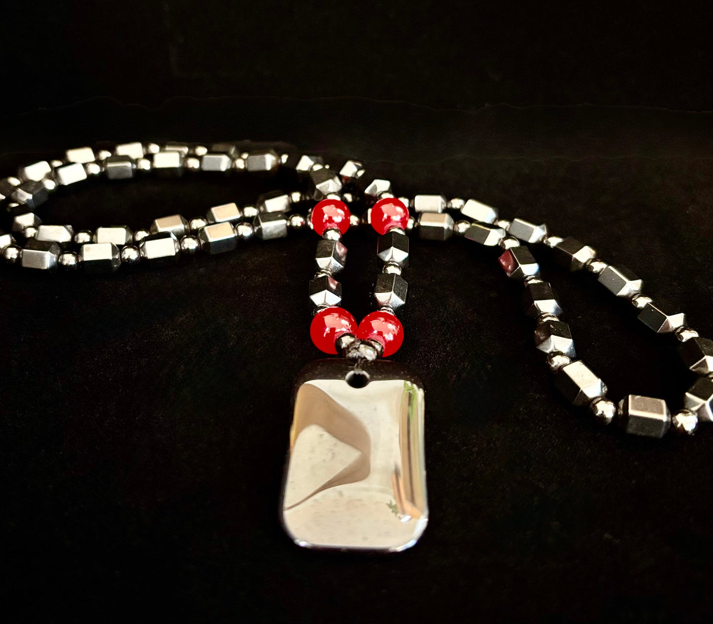 Collar magnético de hematita Hero Shield – Cuentas de poder rojas + colgante de placa de identificación (joyería de protección unisex)