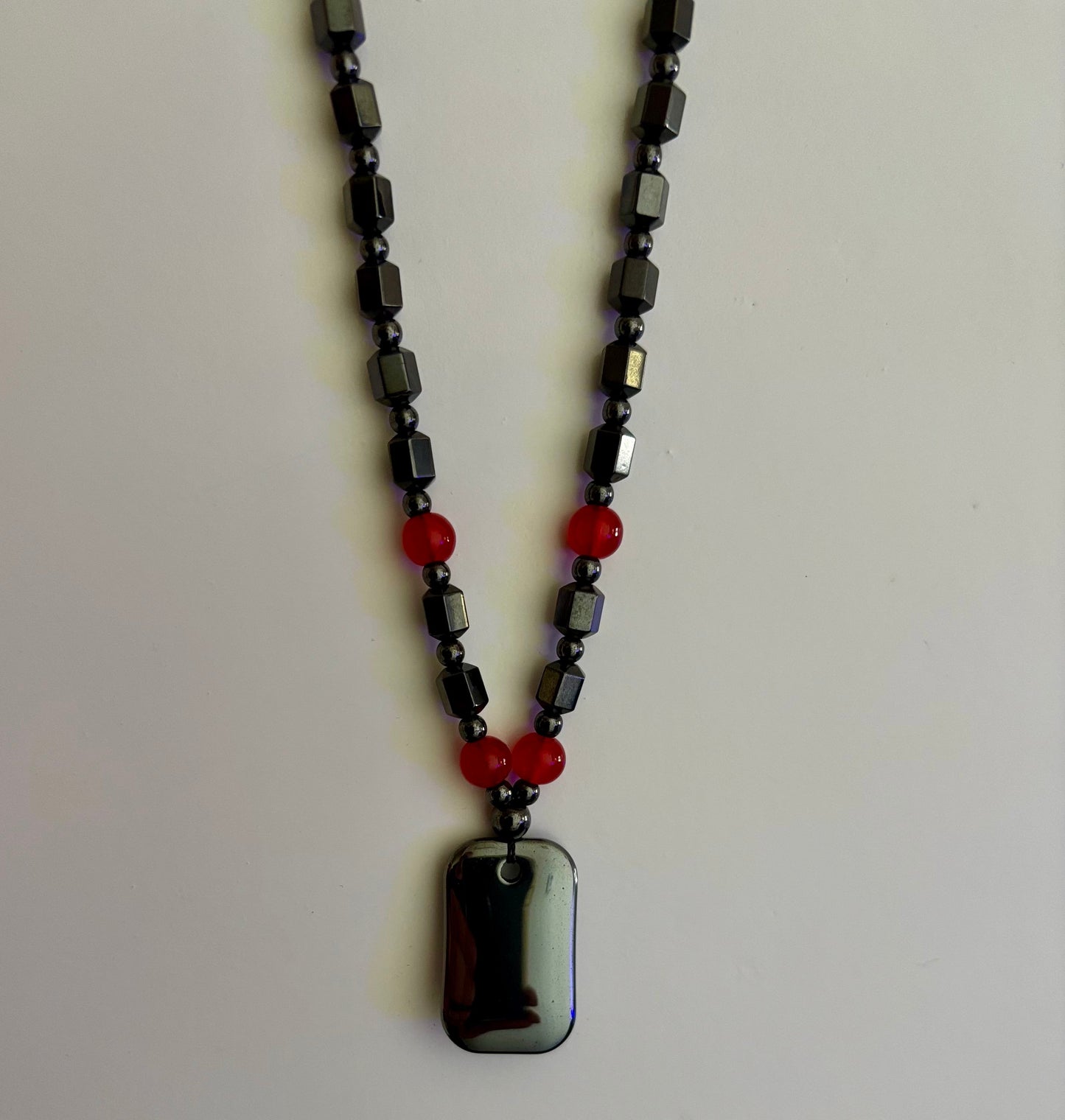 Collar magnético de hematita Hero Shield – Cuentas de poder rojas + colgante de placa de identificación (joyería de protección unisex)