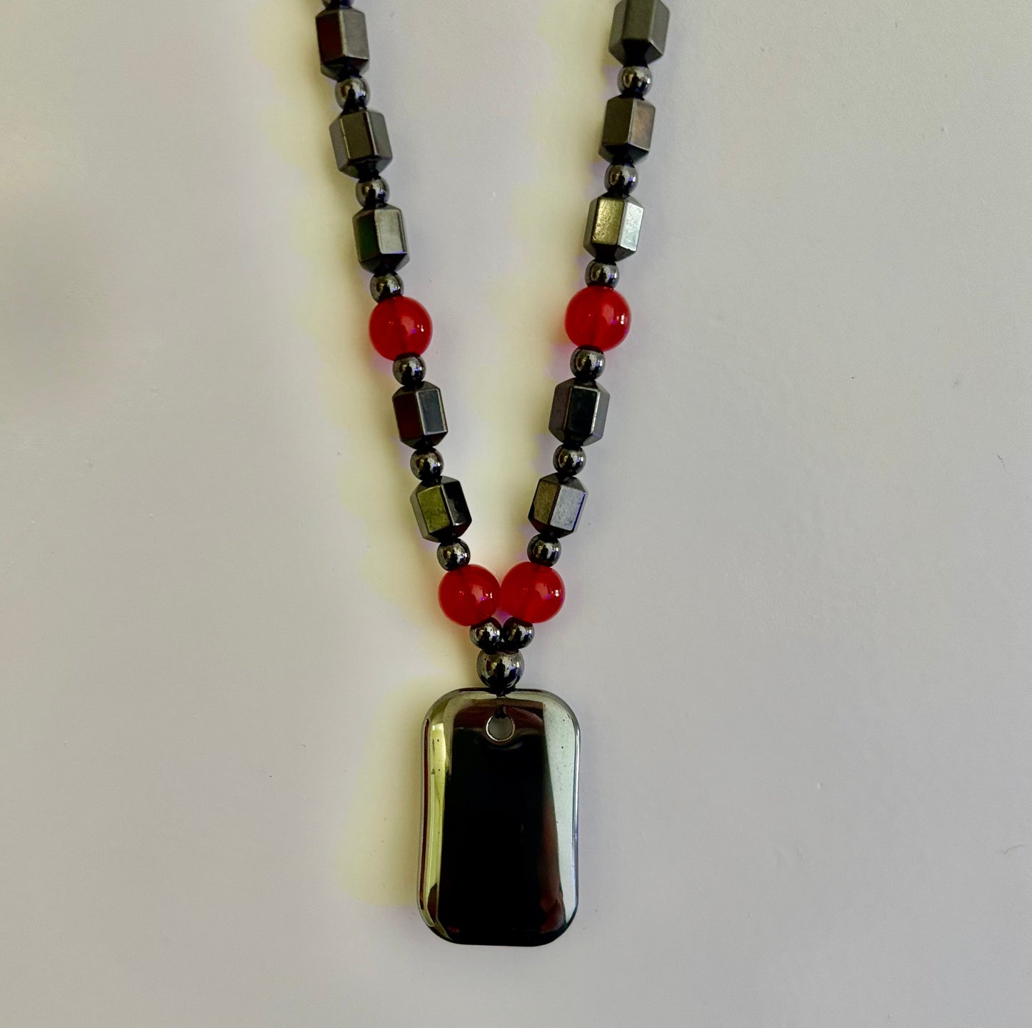 Collar magnético de hematita Hero Shield – Cuentas de poder rojas + colgante de placa de identificación (joyería de protección unisex)