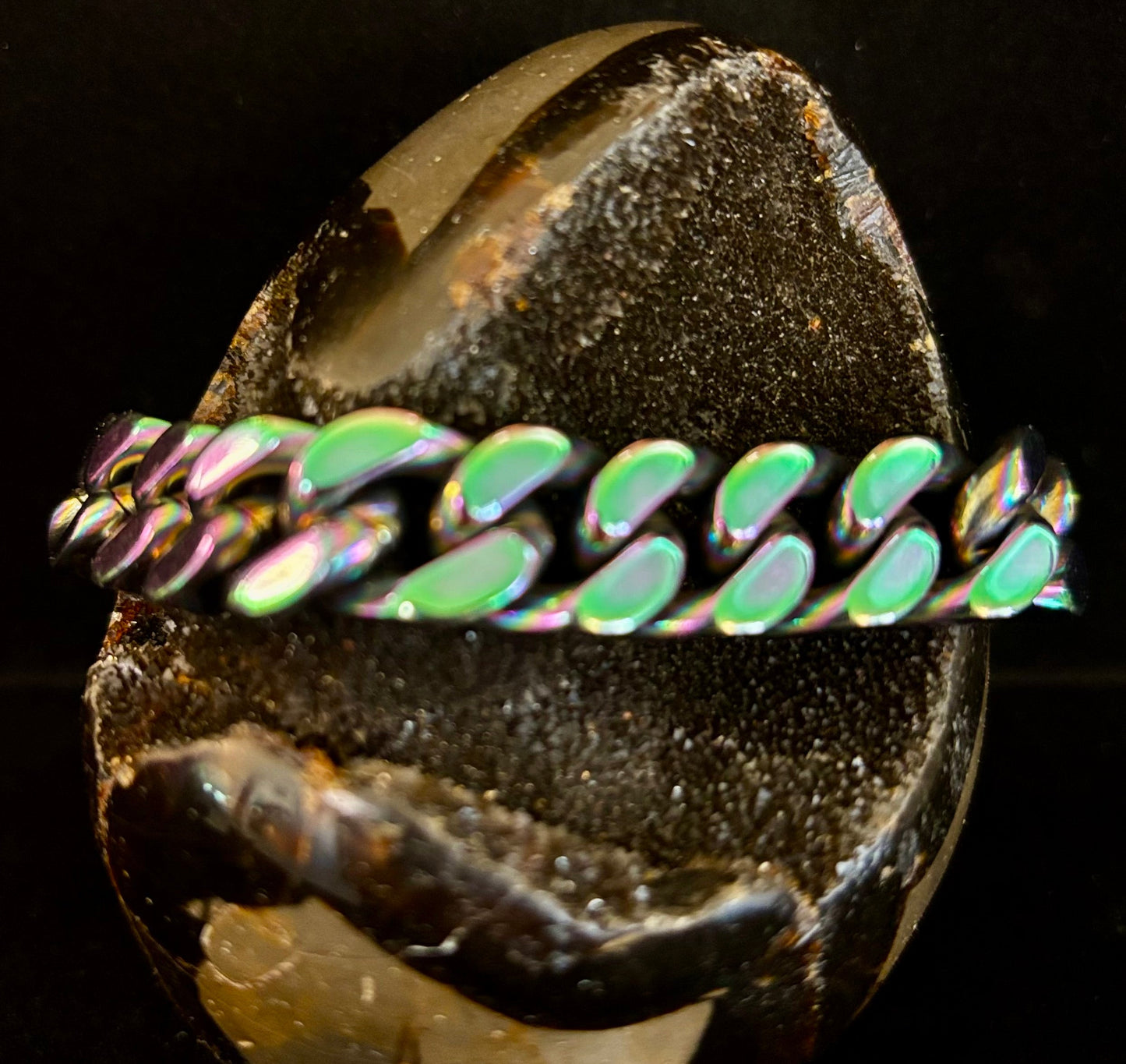 Pulsera de cadena de acero de titanio inclusiva para todos los géneros – Eslabón cubano de 22 cm, plata/oro/arcoíris