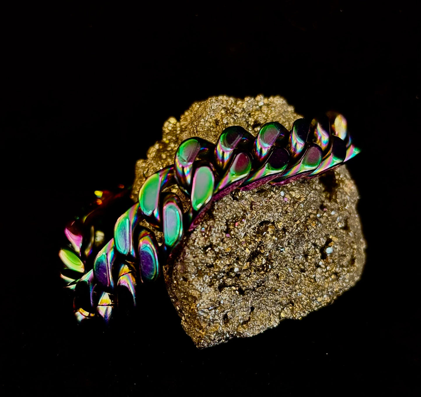 Pulsera de cadena de acero de titanio inclusiva para todos los géneros – Eslabón cubano de 22 cm, plata/oro/arcoíris