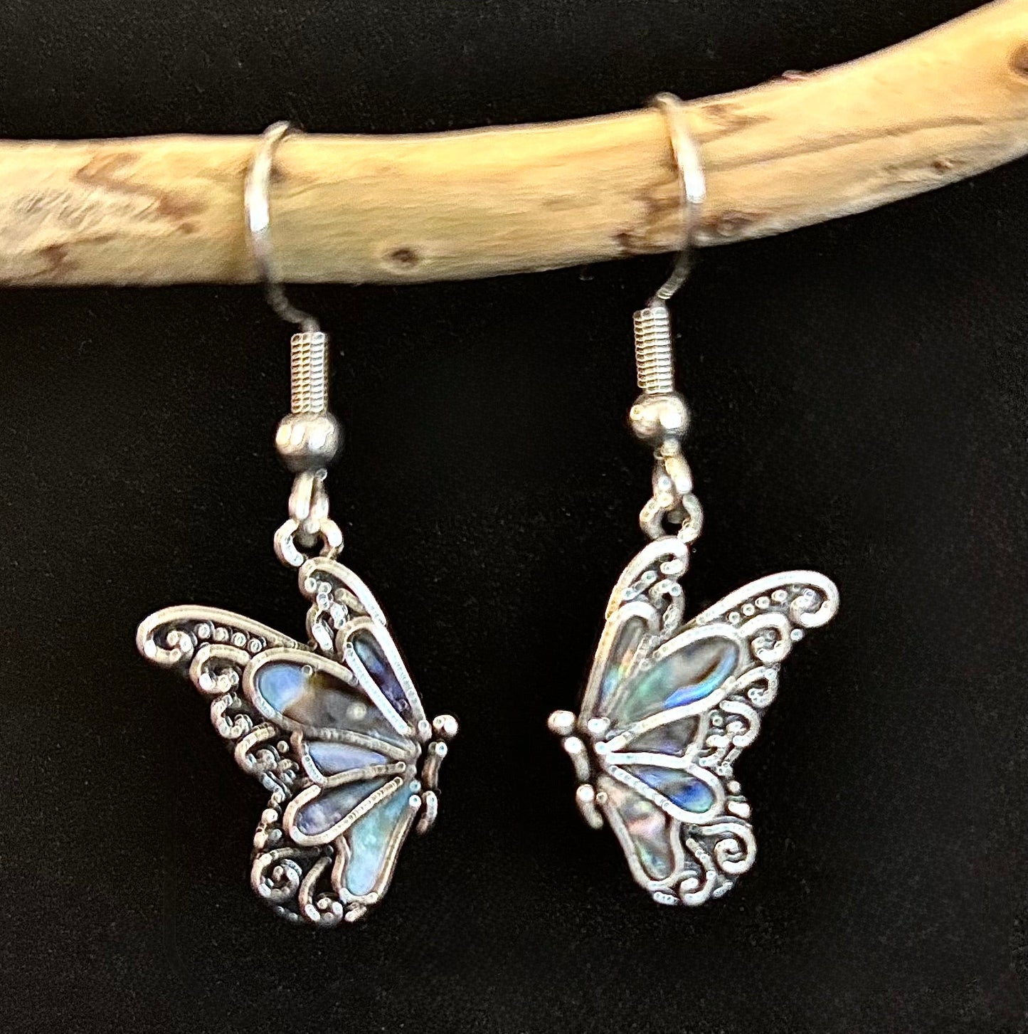 Pendientes de mariposa de abulón pequeños | Joyas colgantes con alas iridiscentes