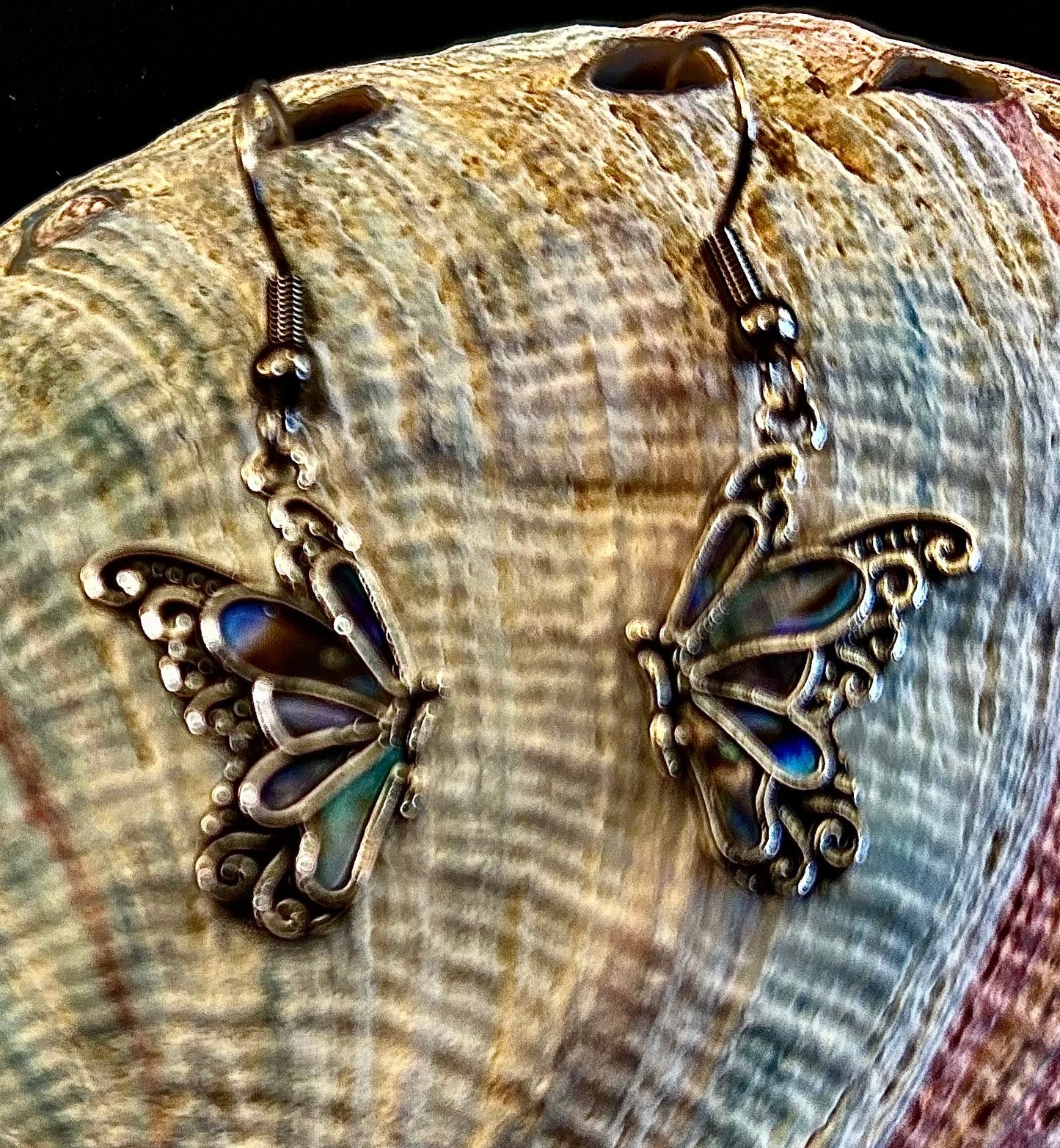 Pendientes de mariposa de abulón pequeños | Joyas colgantes con alas iridiscentes
