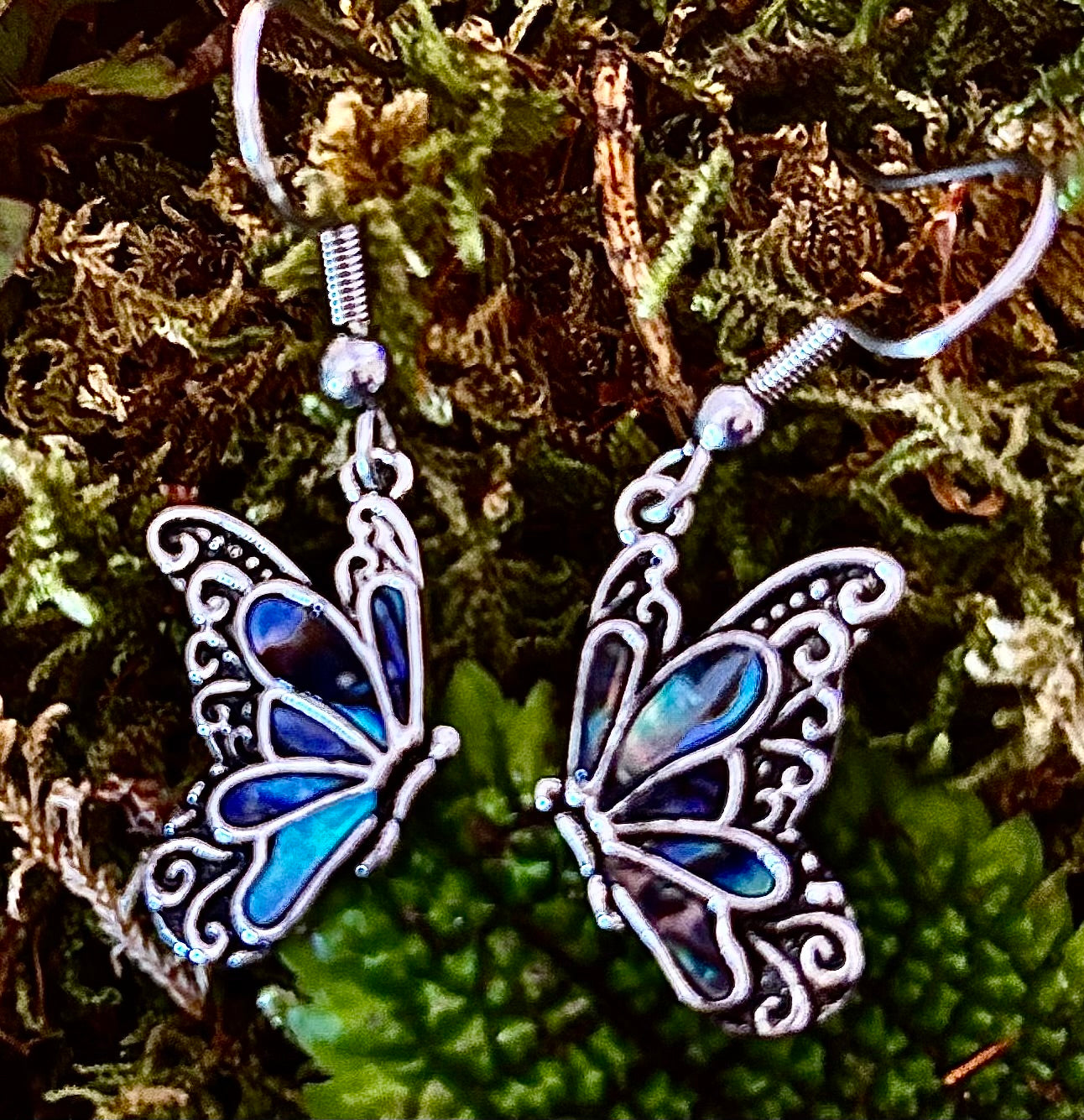 Pendientes de mariposa de abulón pequeños | Joyas colgantes con alas iridiscentes