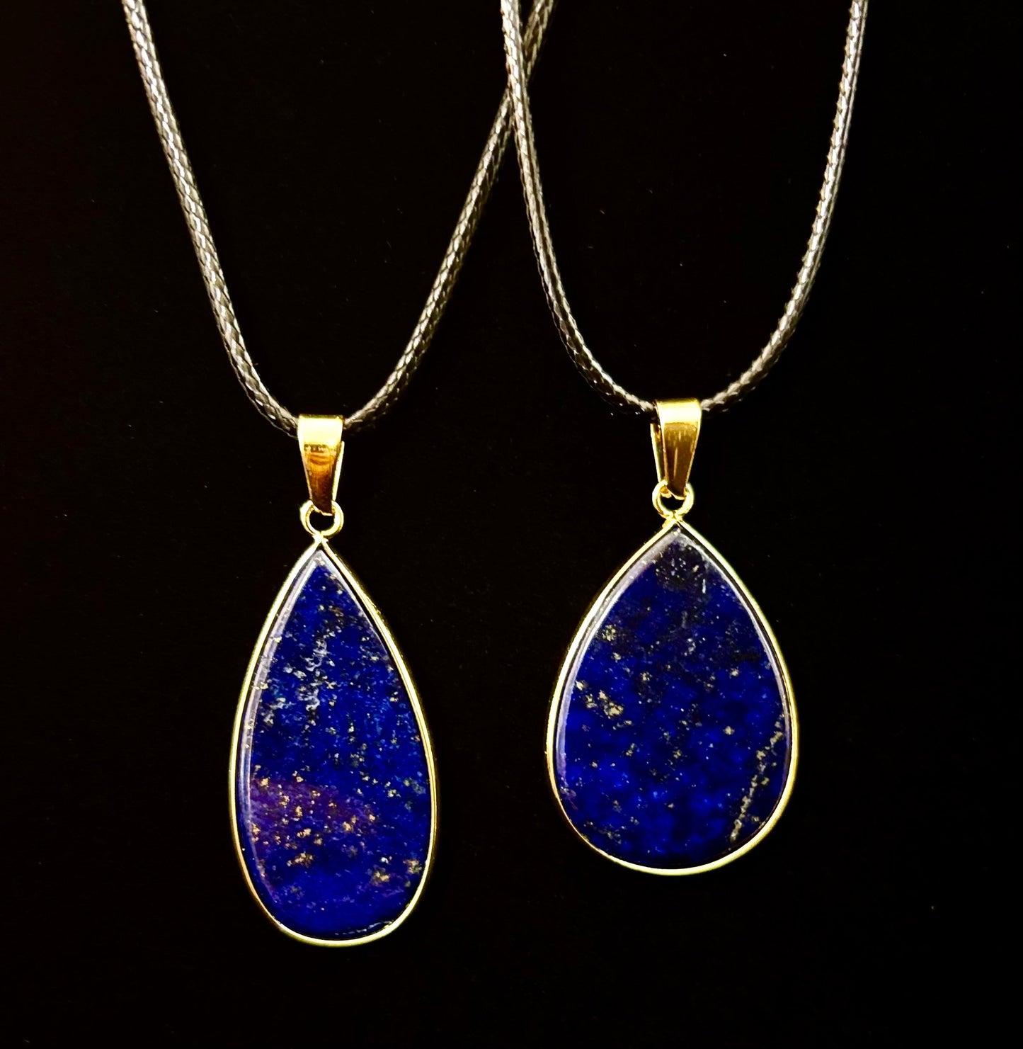 Collar con colgante real de lapislázuli – Gema azul natural en cuerda de cuero de 22” (2 estilos)