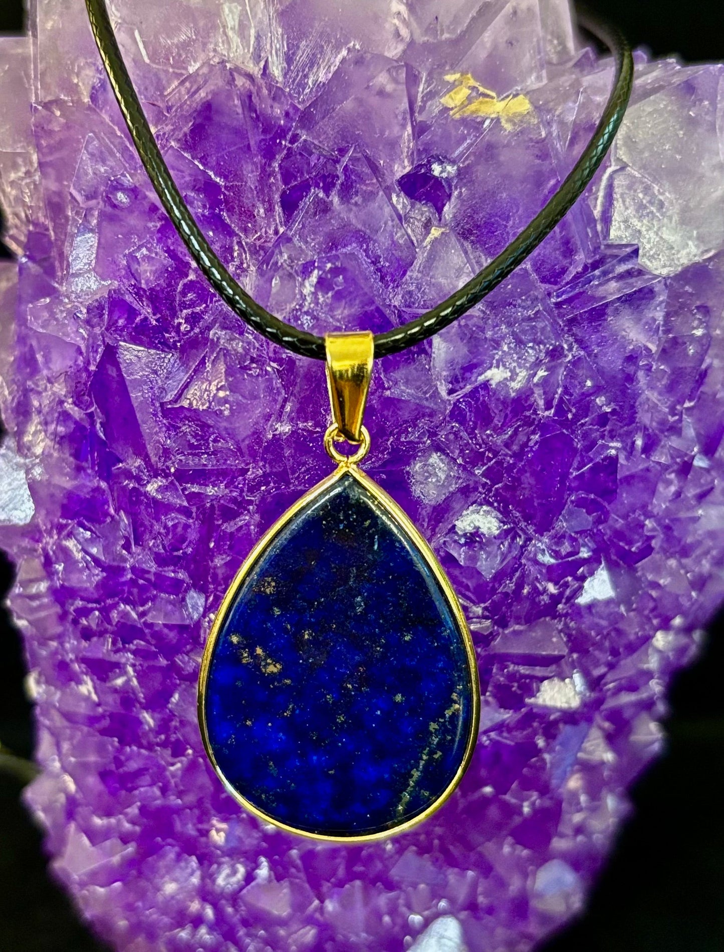 Collar con colgante real de lapislázuli – Gema azul natural en cuerda de cuero de 22” (2 estilos)