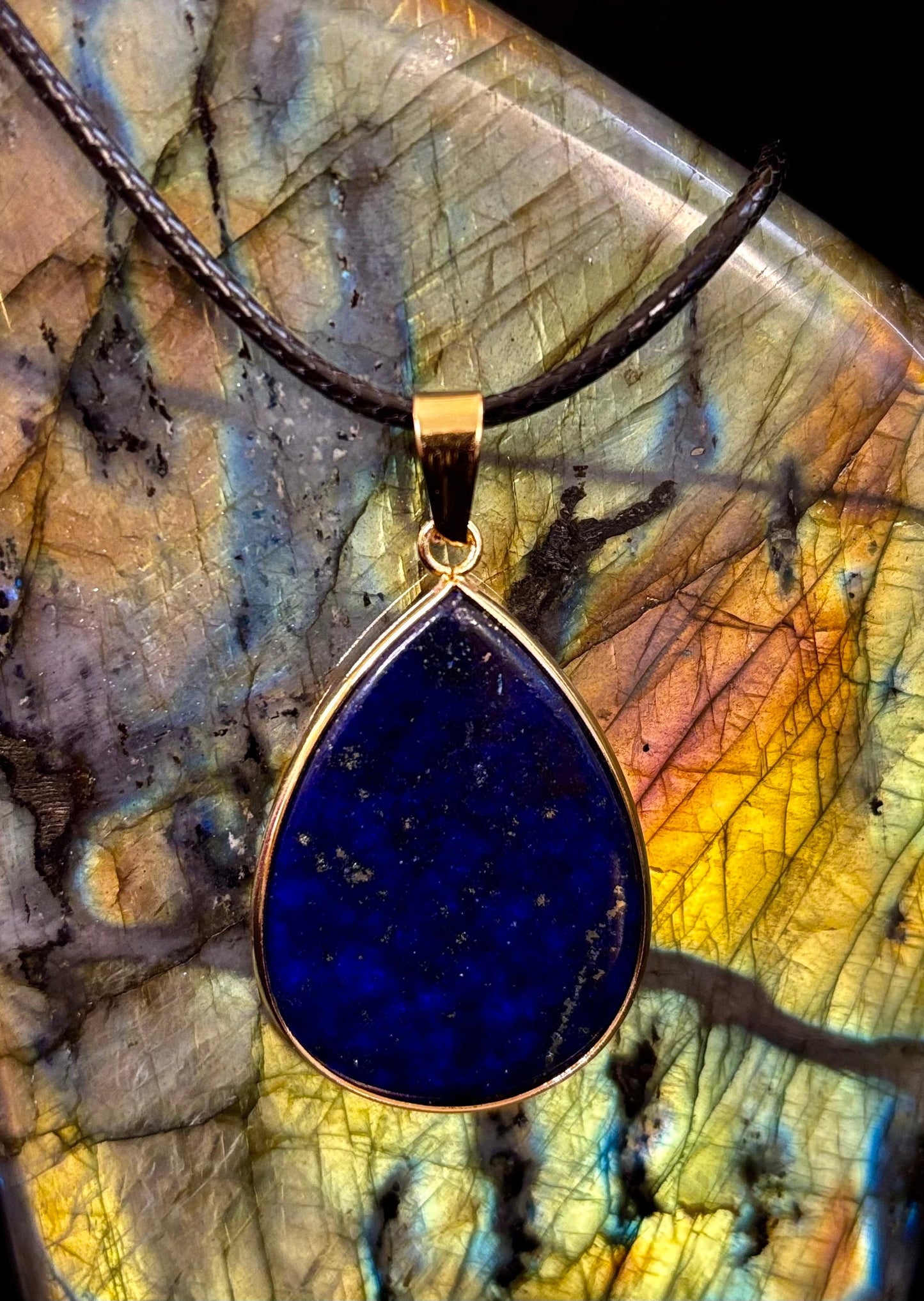 Collar con colgante real de lapislázuli – Gema azul natural en cuerda de cuero de 22” (2 estilos)