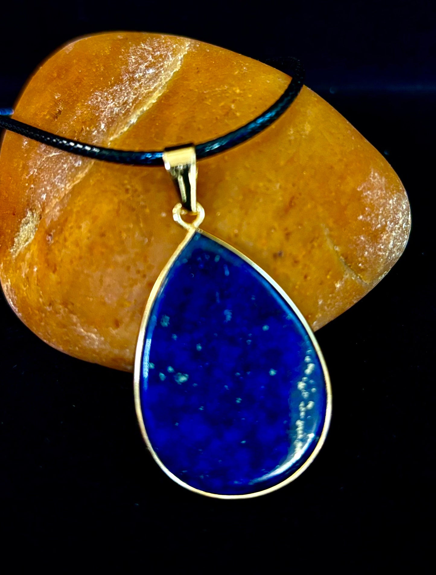 Collar con colgante real de lapislázuli – Gema azul natural en cuerda de cuero de 22” (2 estilos)